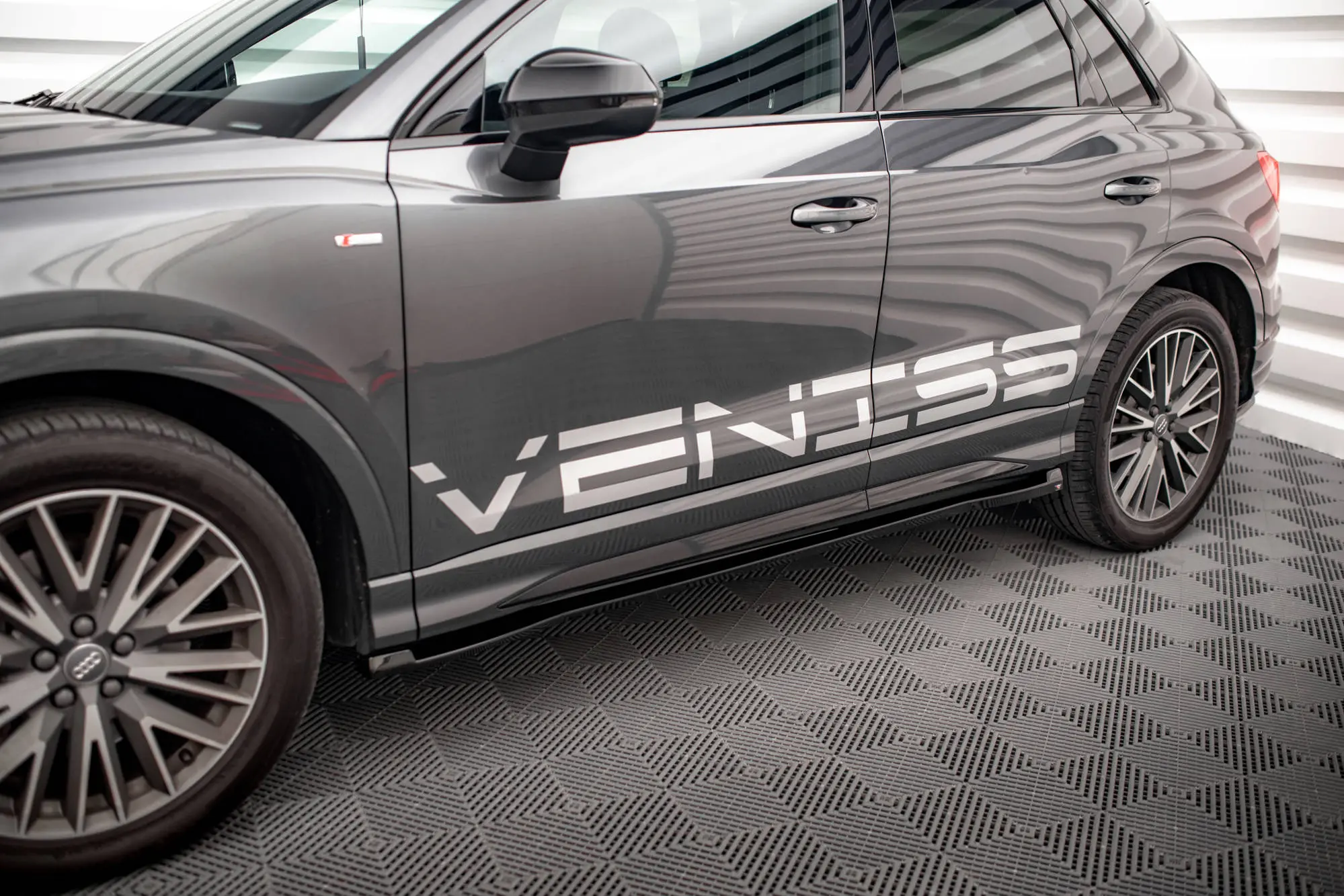 Sideskjørt Audi Q3 F3 S-Line / RS Q3 F3 2018 - 2025 | Glossy Black Edition