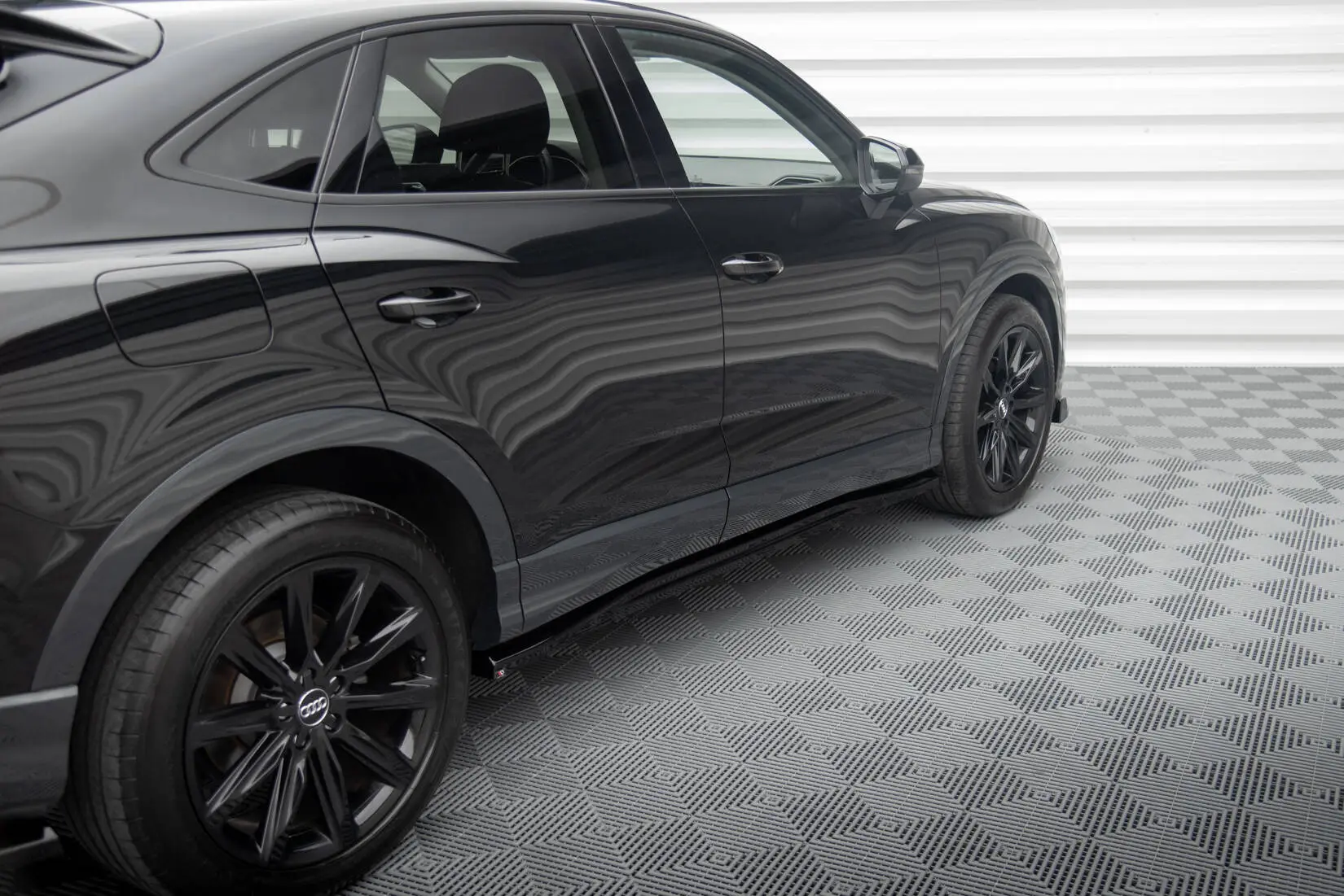 Sideskjørt Audi Q3 Sportback F3 2019 - 2025 | Glossy Black Edition – bilde 2