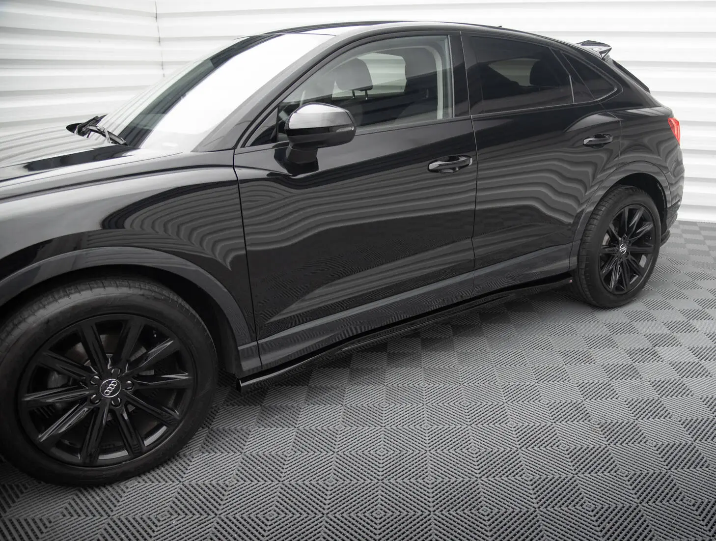 Sideskjørt Audi Q3 Sportback F3 2019 - 2025 | Glossy Black Edition – bilde 4