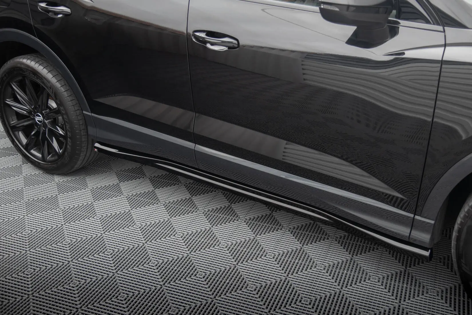 Sideskjørt Audi Q3 Sportback F3 2019 - 2025 | Glossy Black Edition – bilde 5