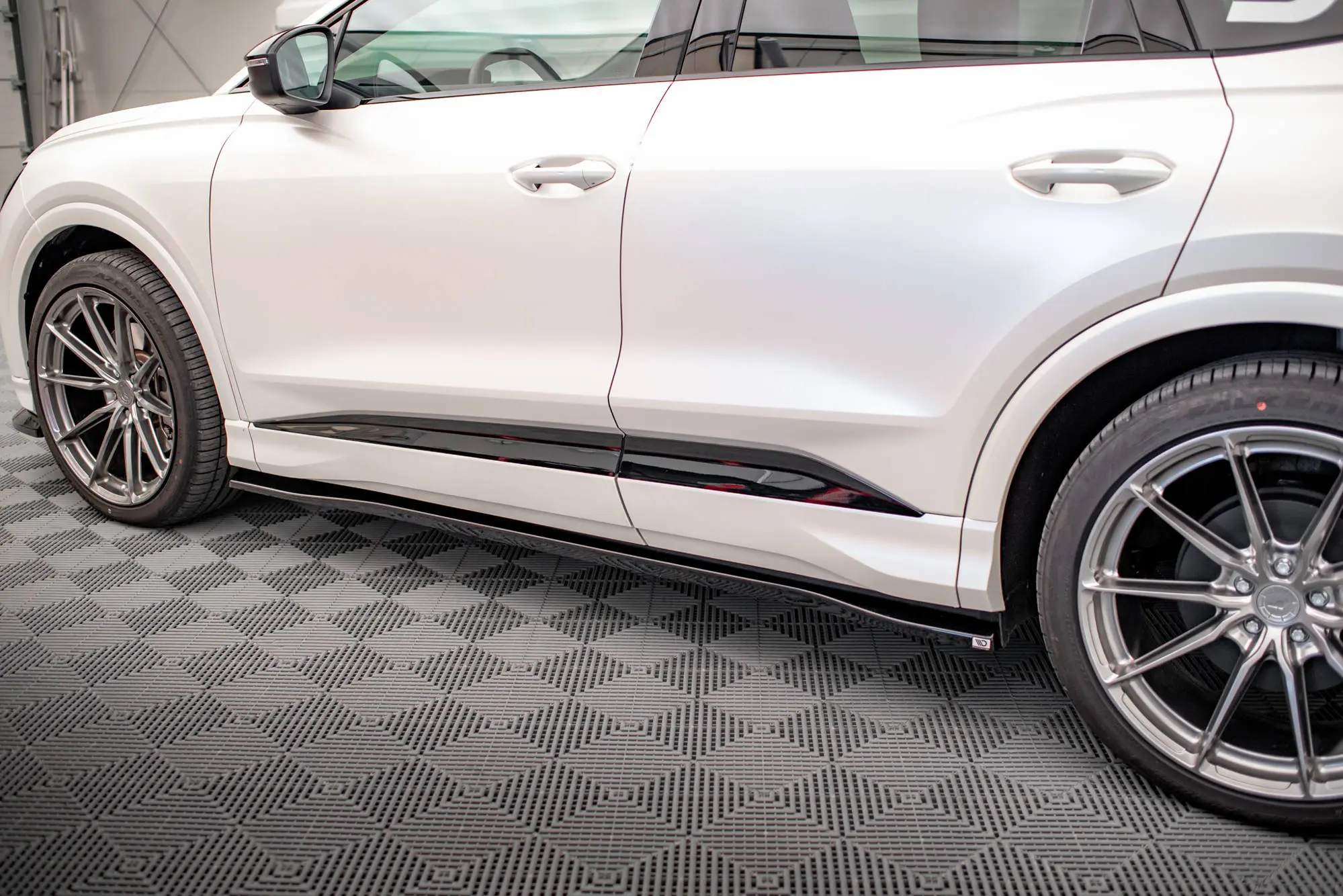 Sideskjørt Audi Q4 Sportback e-tron 2021->