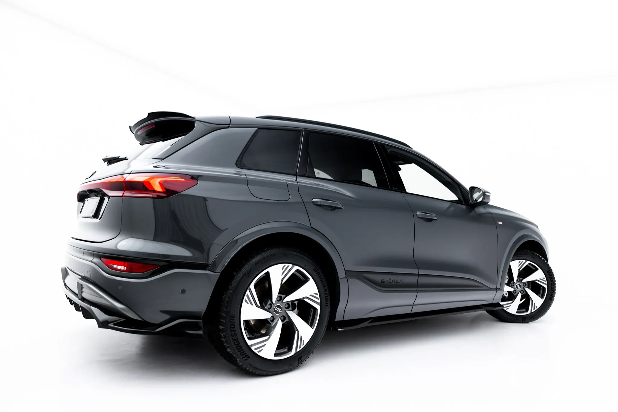 Sideskjørt Audi Q6 e-tron I 2023 -> | Glossy Black Edition