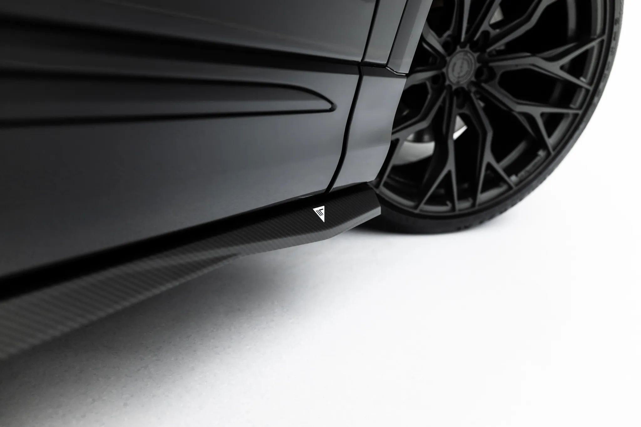 Sideskjørt Audi Q8 (Mk1) 2018-2026 | Carbon Fiber Edition – bilde 3