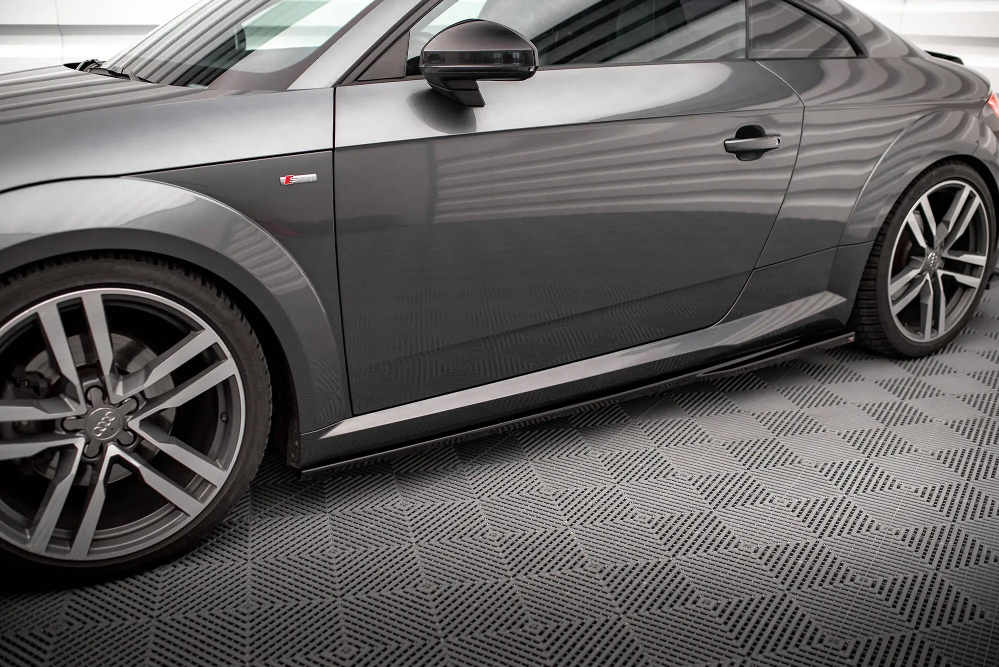 Sideskjørt Audi TT (8S) S-Line 2014 - 2018 | Glossy Black Edition – bilde 2