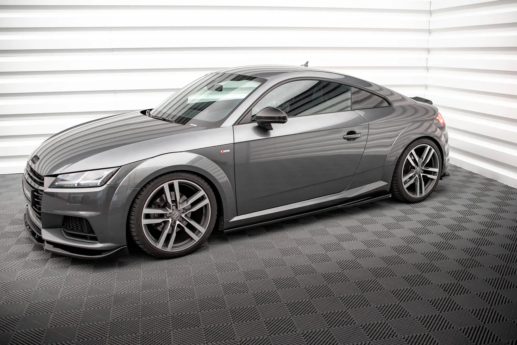 Sideskjørt Audi TT (8S) S-Line 2014 - 2018 | Glossy Black Edition – bilde 4