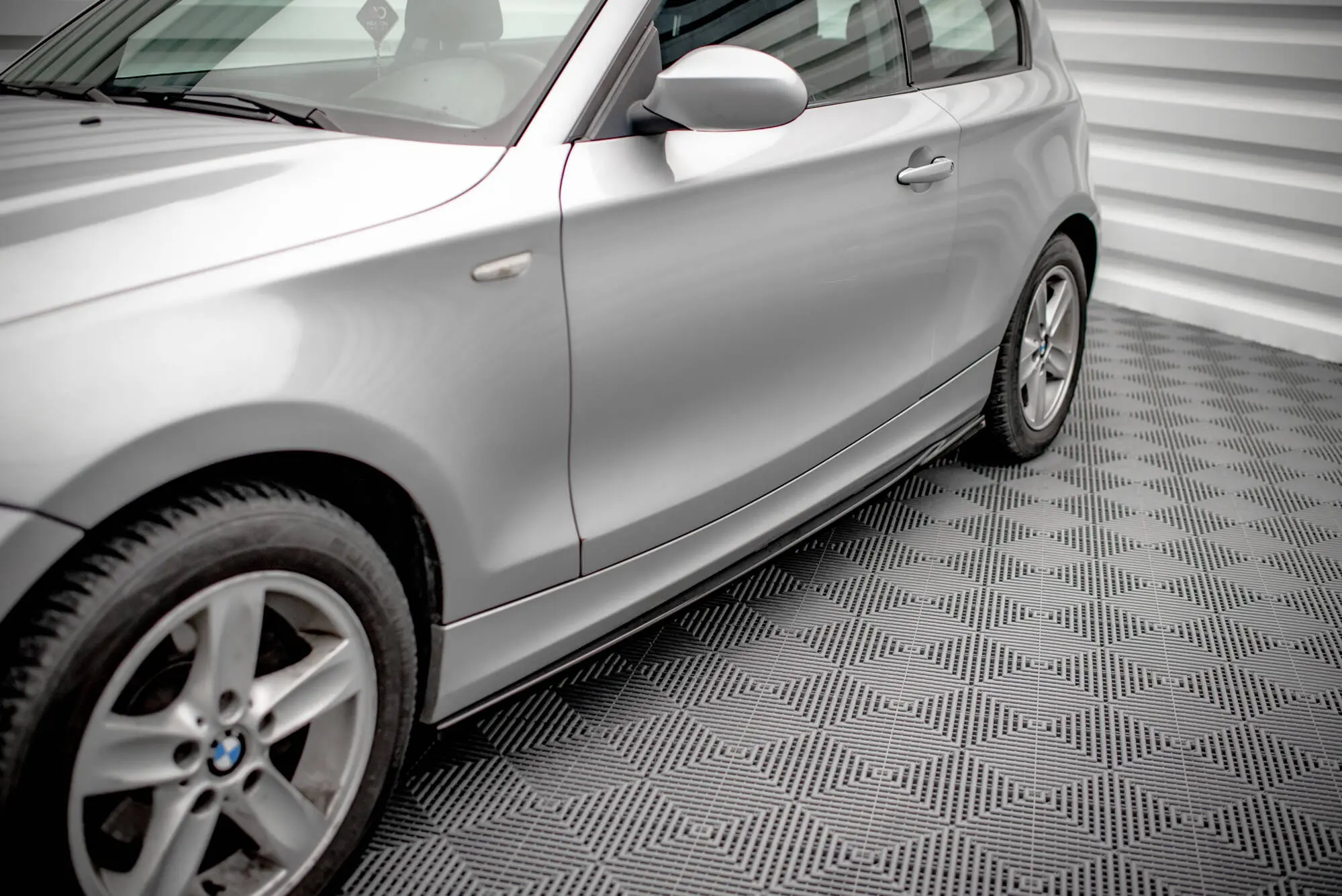 Sideskjørt BMW 1 (E81) facelift 2007 - 2011 | V.2 Glossy Black Edition