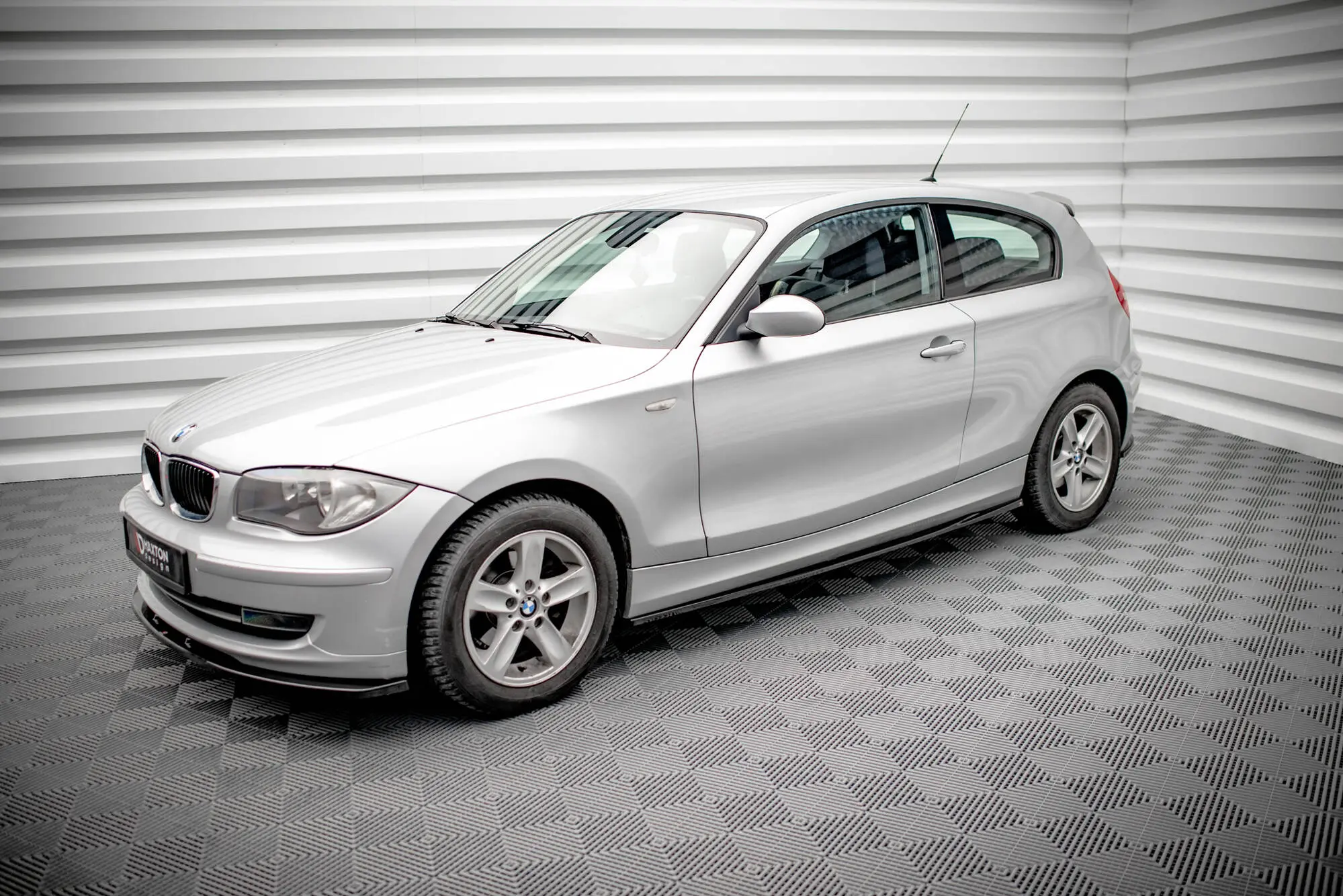 Sideskjørt BMW 1 (E81) facelift 2007 - 2011 | V.2 Glossy Black Edition – bilde 4