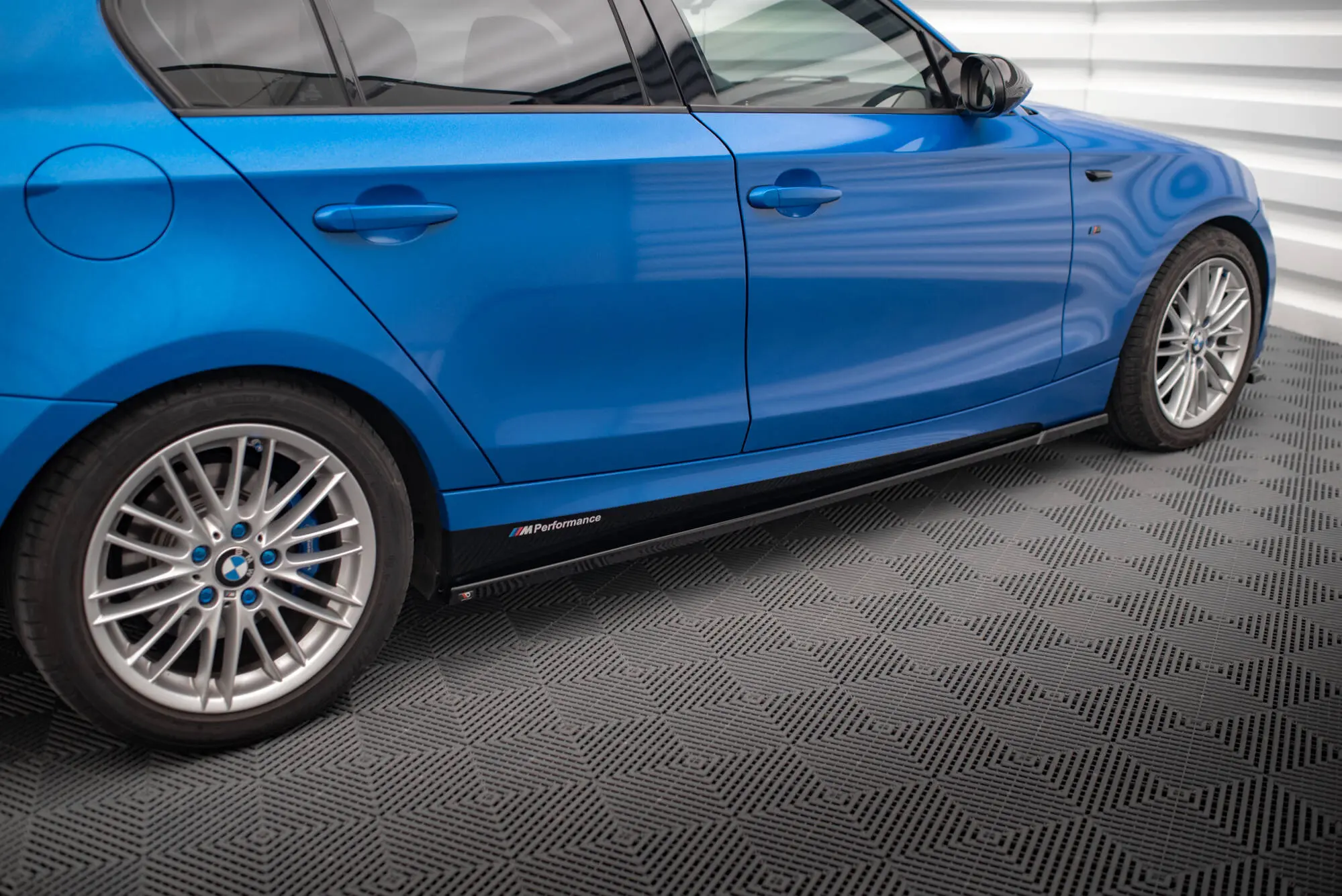Sideskjørt BMW 1 (E87) M-Pakke facelift 2007 - 2011 | Glossy Black Edition