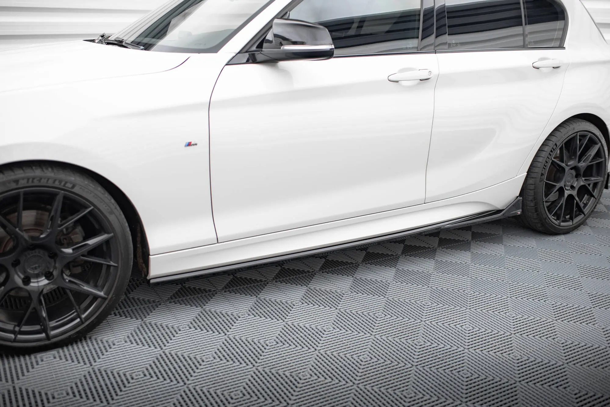 Sideskjørt BMW 1 (F20) M Pack LCI 2015 - 2019 / BMW M140i facelift 2017 - 2019 | V.3 CSL Look Glossy Black Edition