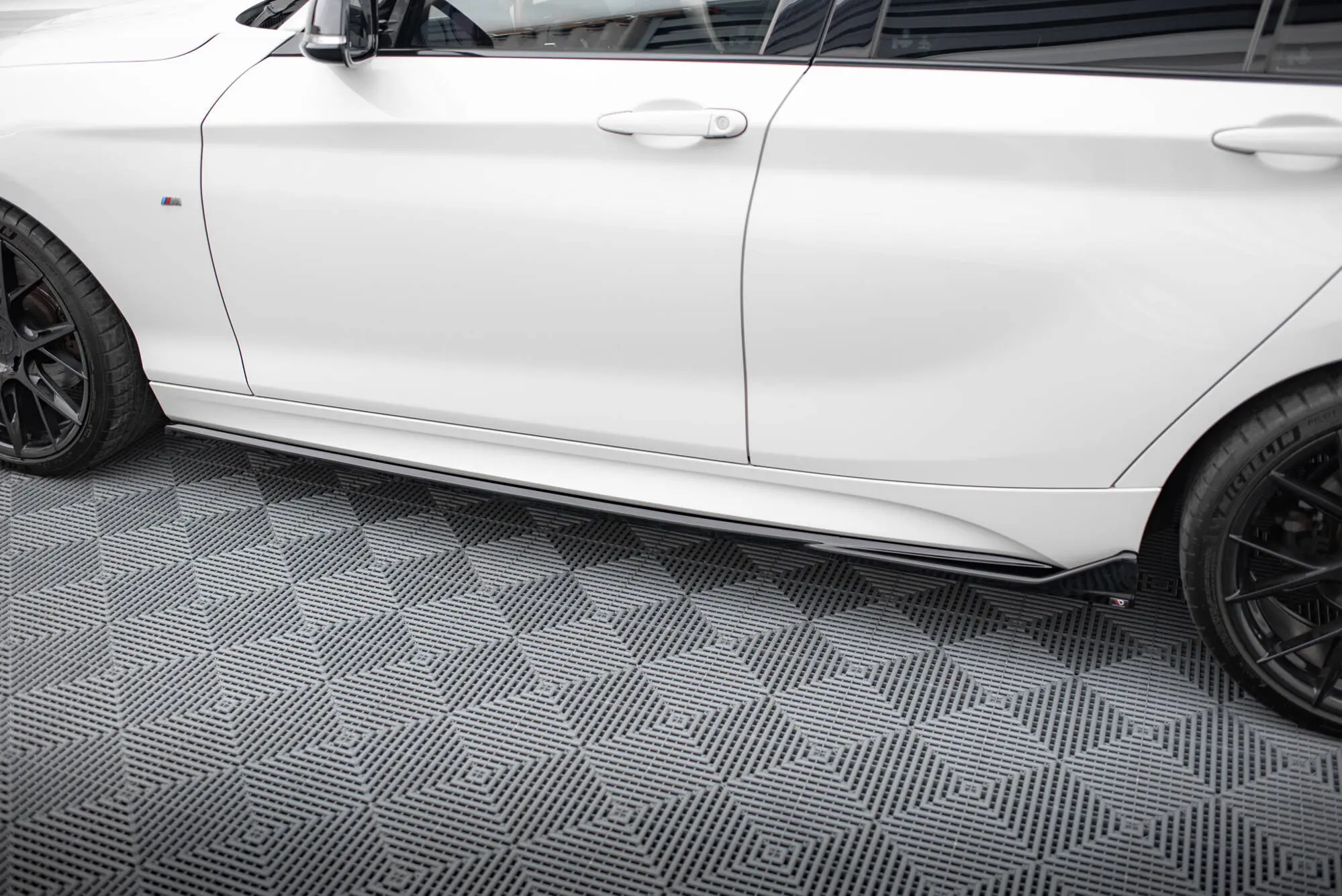 Sideskjørt BMW 1 (F20) M Pack LCI 2015 - 2019 / BMW M140i facelift 2017 - 2019 | V.3 CSL Look Glossy Black Edition – bilde 2