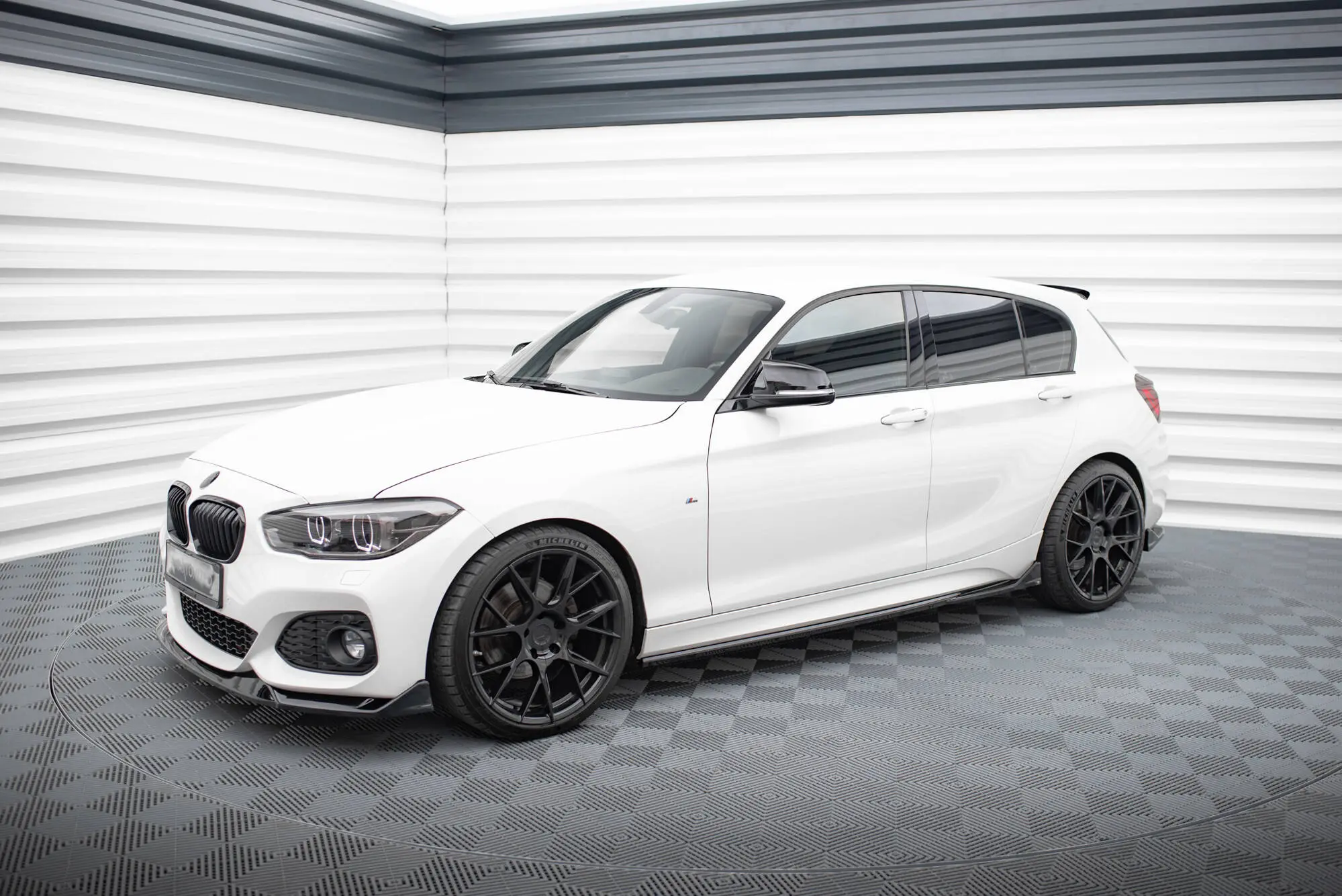 Sideskjørt BMW 1 (F20) M Pack LCI 2015 - 2019 / BMW M140i facelift 2017 - 2019 | V.3 CSL Look Glossy Black Edition – bilde 4