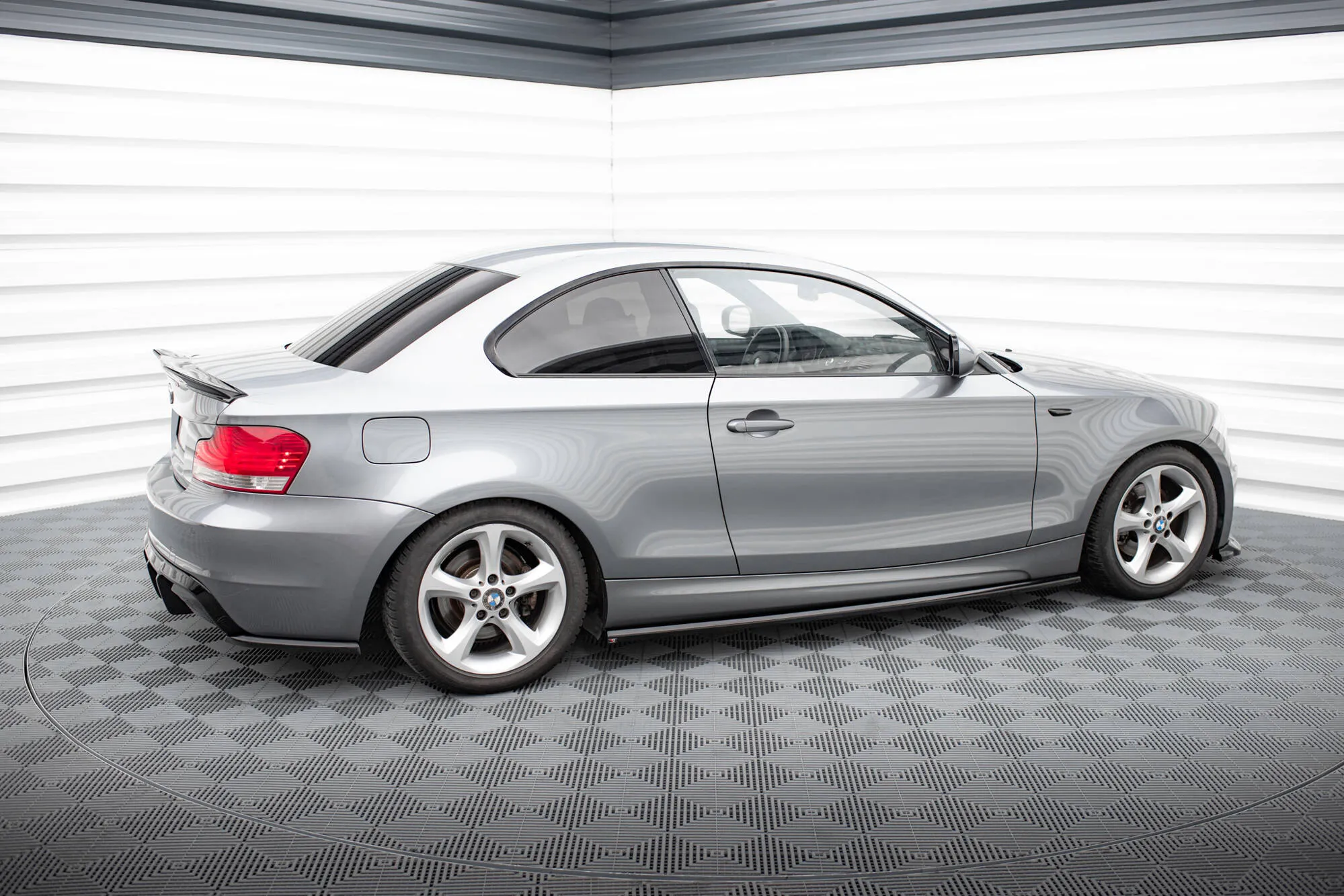 Sideskjørt BMW 1 M-Pack (E82) 2007 - 2011 | Glossy Black Edition – bilde 2