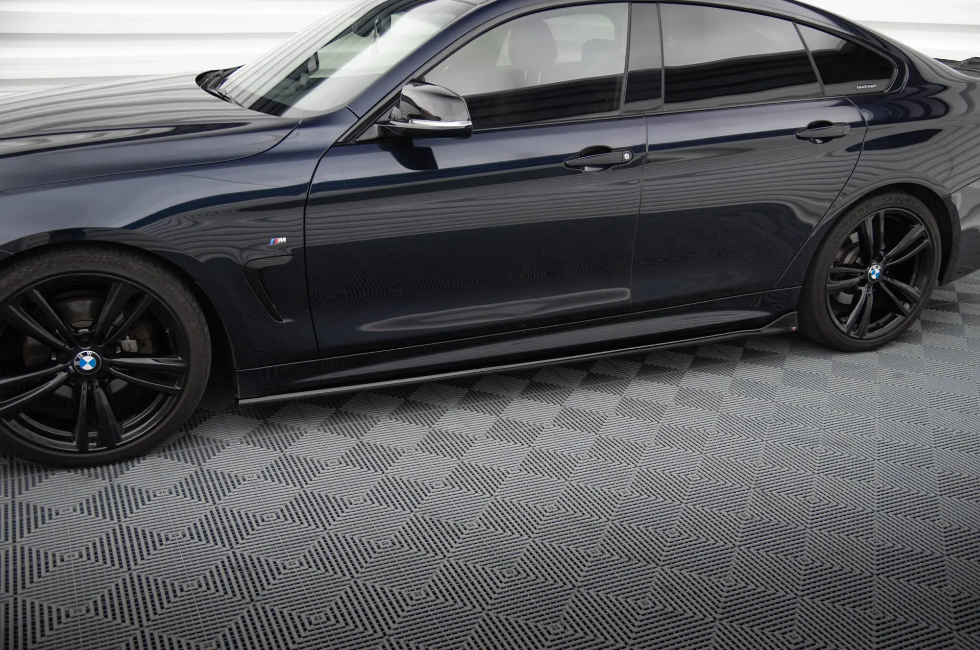 Sideskjørt BMW 4 Gran Coupe (F36) M-Pakke 2014 -2017 | Glossy Black Edition – bilde 2
