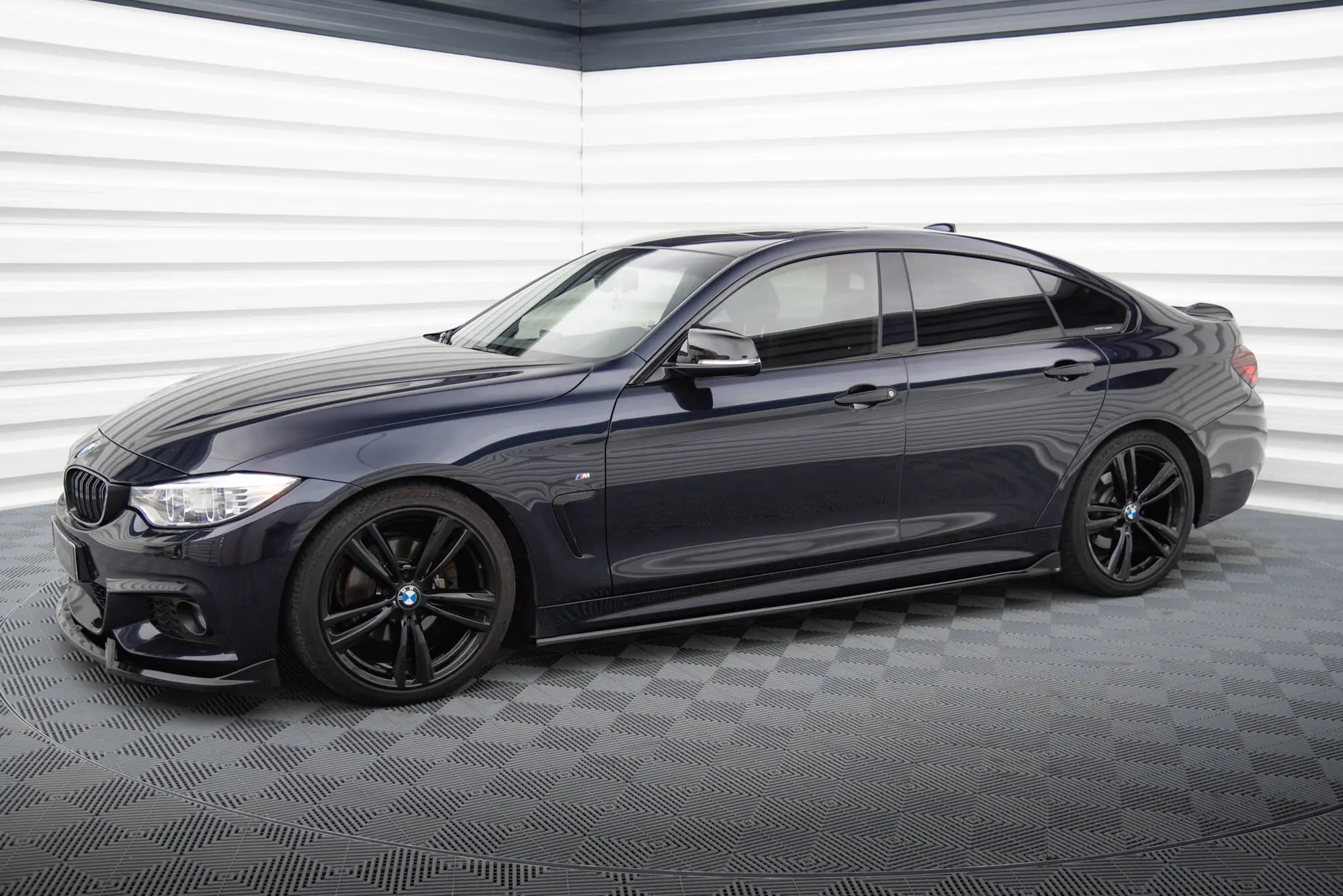 Sideskjørt BMW 4 Gran Coupe (F36) M-Pakke 2014 -2017 | Glossy Black Edition – bilde 4