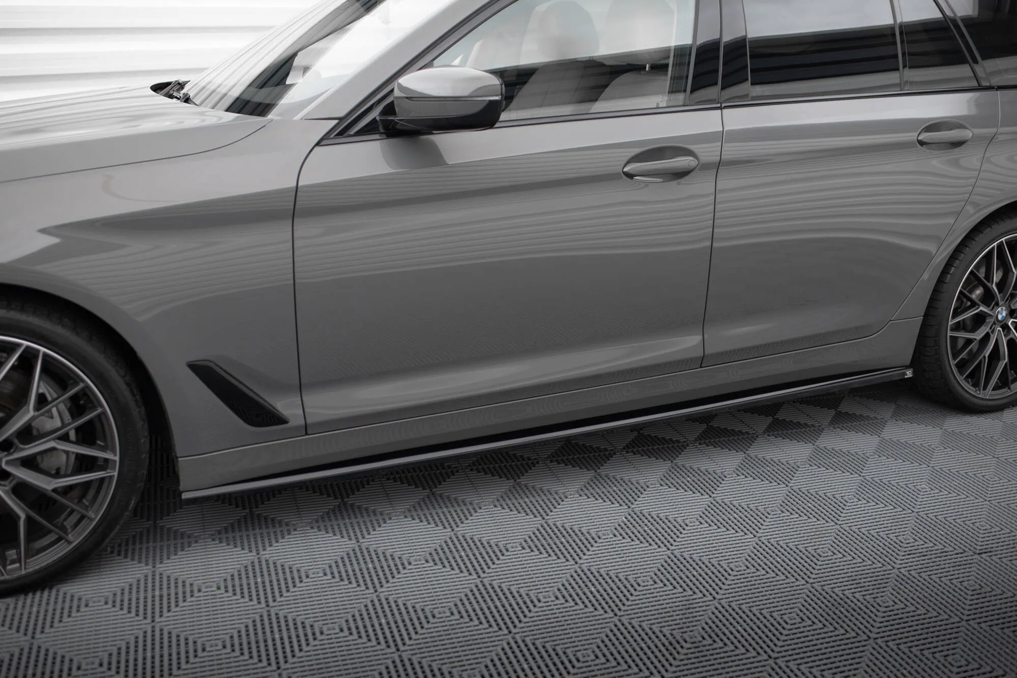 Sideskjørt BMW 5 (G30/G31) Facelift 2020 - 2023 | Glossy Black Edition