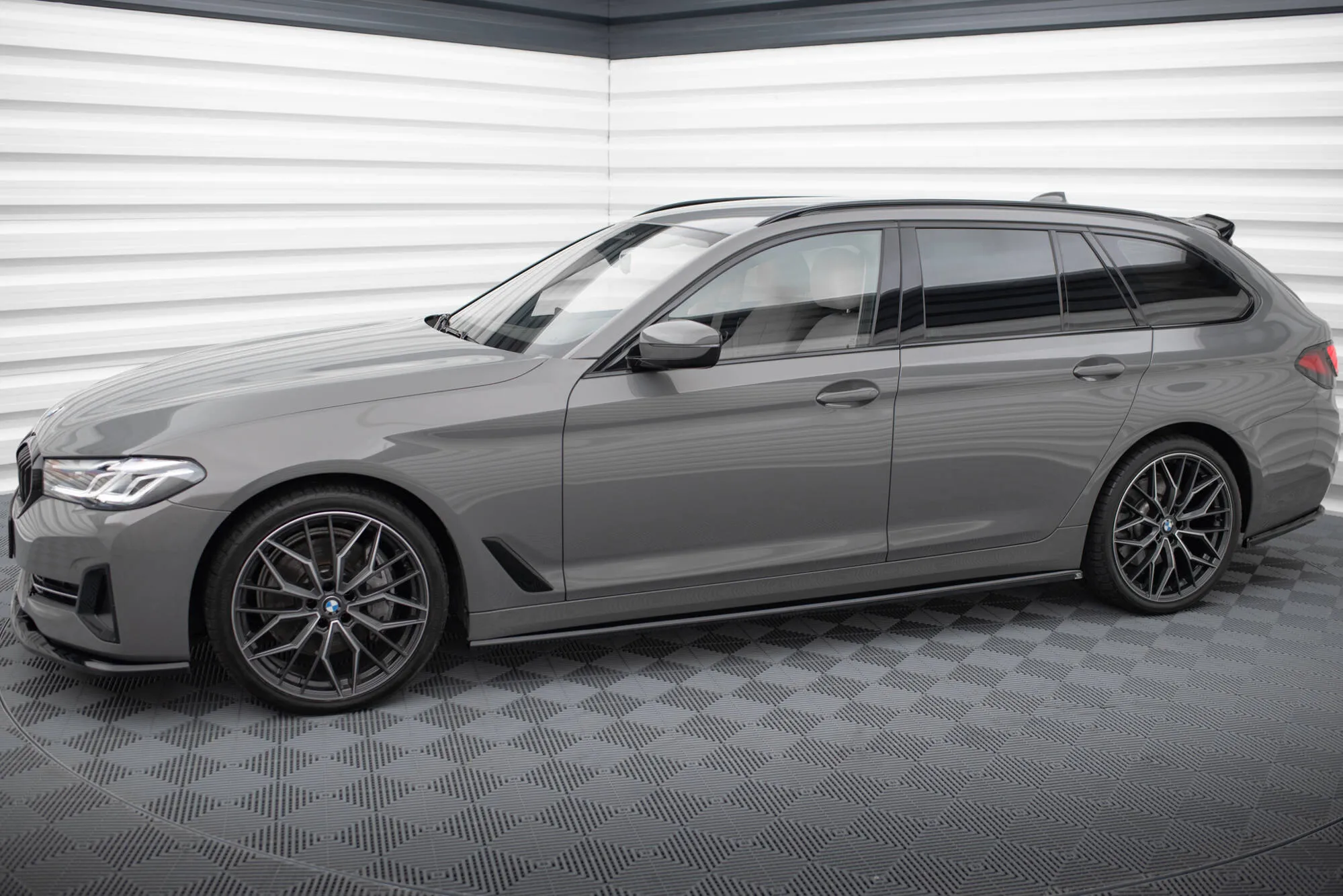 Sideskjørt BMW 5 (G30/G31) Facelift 2020 - 2023 | Glossy Black Edition – bilde 2