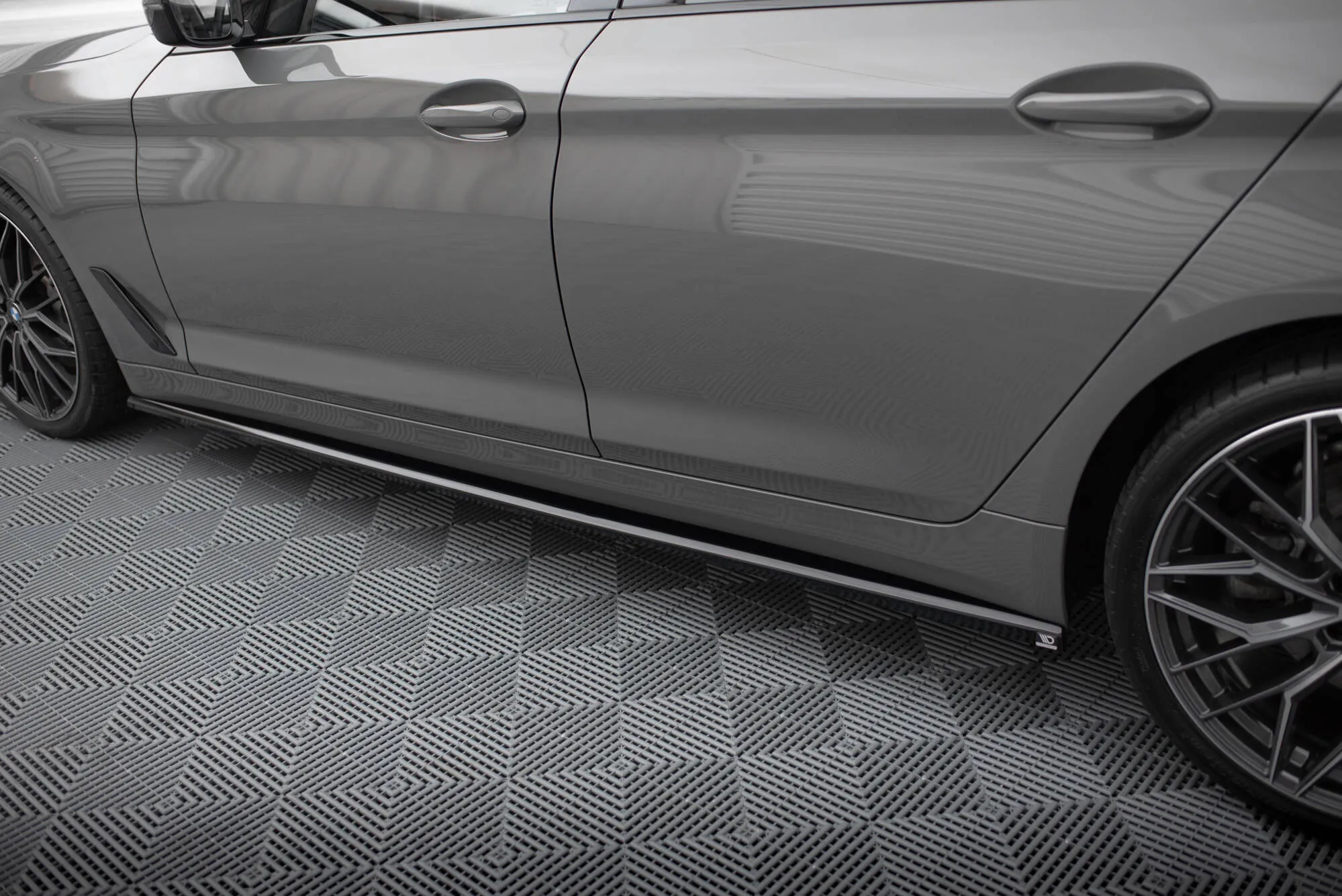 Sideskjørt BMW 5 (G30/G31) Facelift 2020 - 2023 | Glossy Black Edition – bilde 3