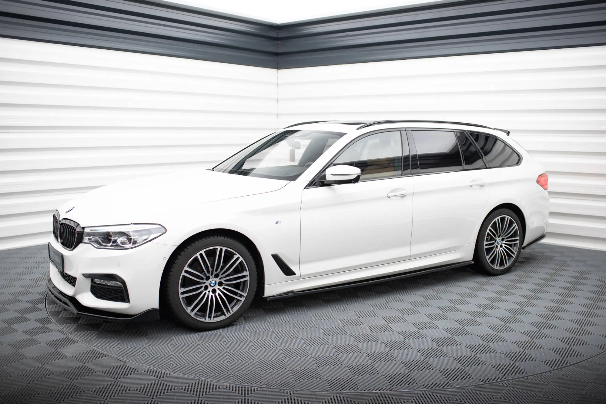 Sideskjørt BMW 5 (G30 / G31) M-Pakke 2017 - 2020 | V.2 Glossy Black Edition – bilde 4