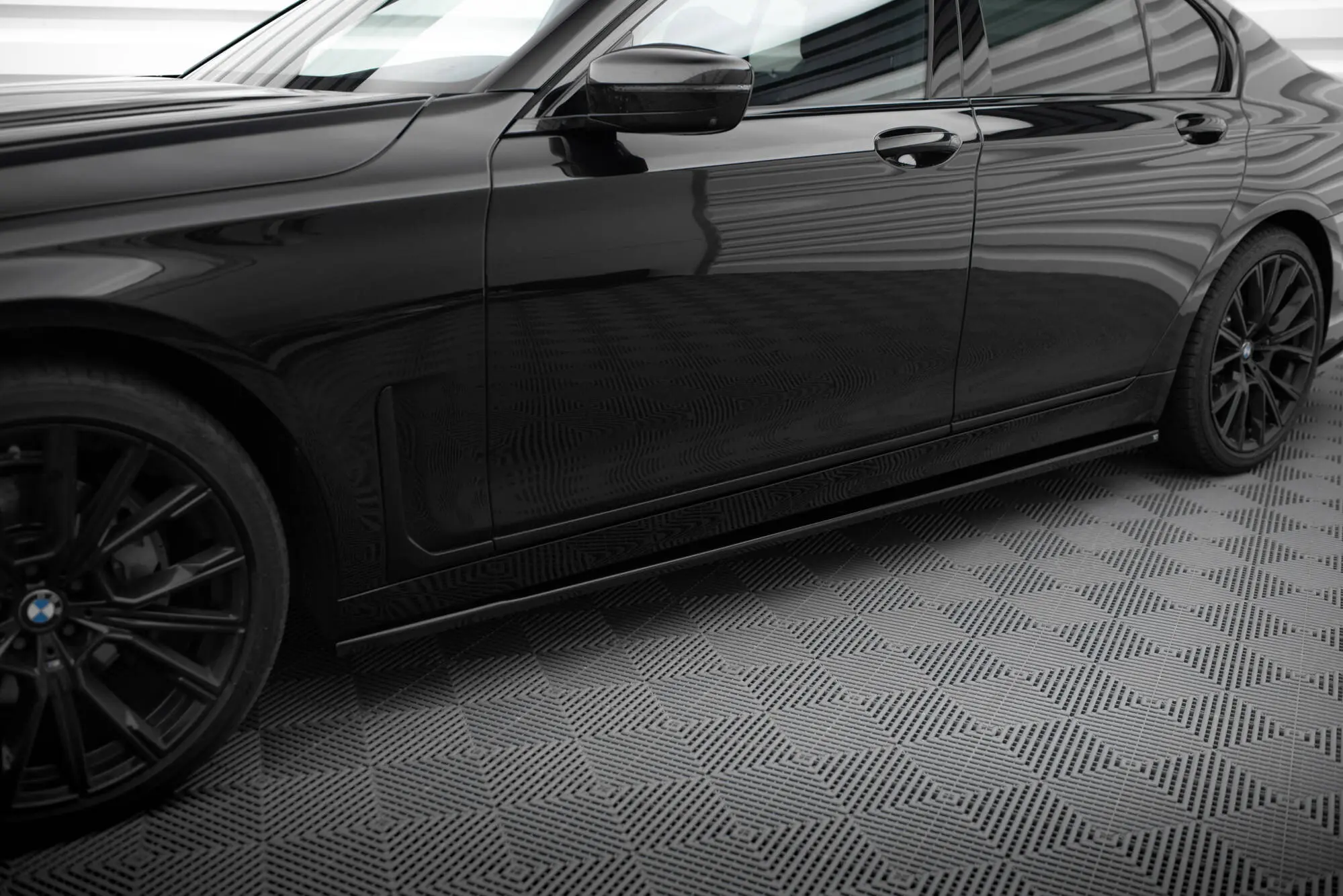 Sideskjørt BMW 7 (G11) facelift 2019 - 2022 | Glossy Black Edition – bilde 2