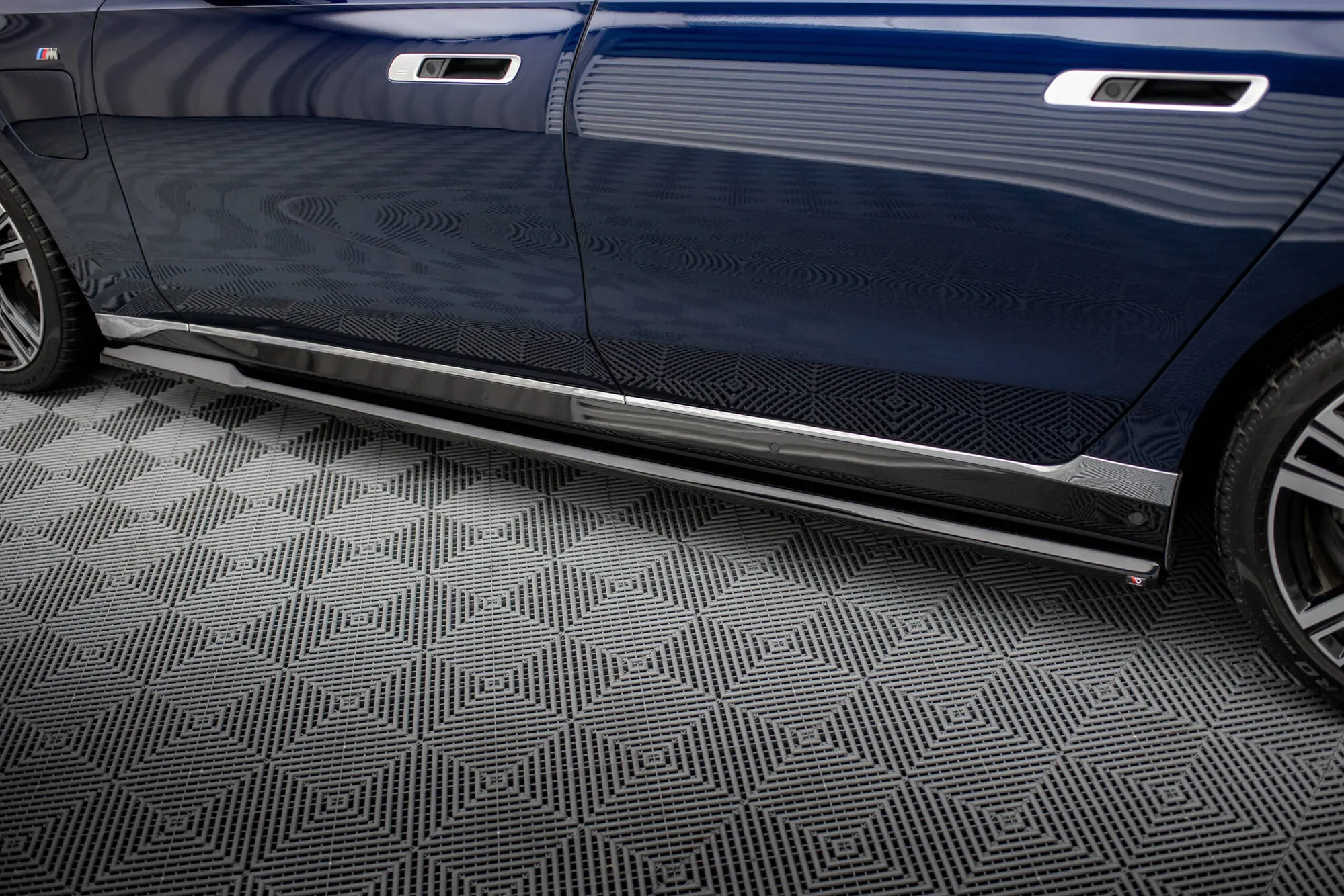 Sideskjørt BMW 7 M-Pack G70 2022 - 2026 | Glossy Black Edition – bilde 3