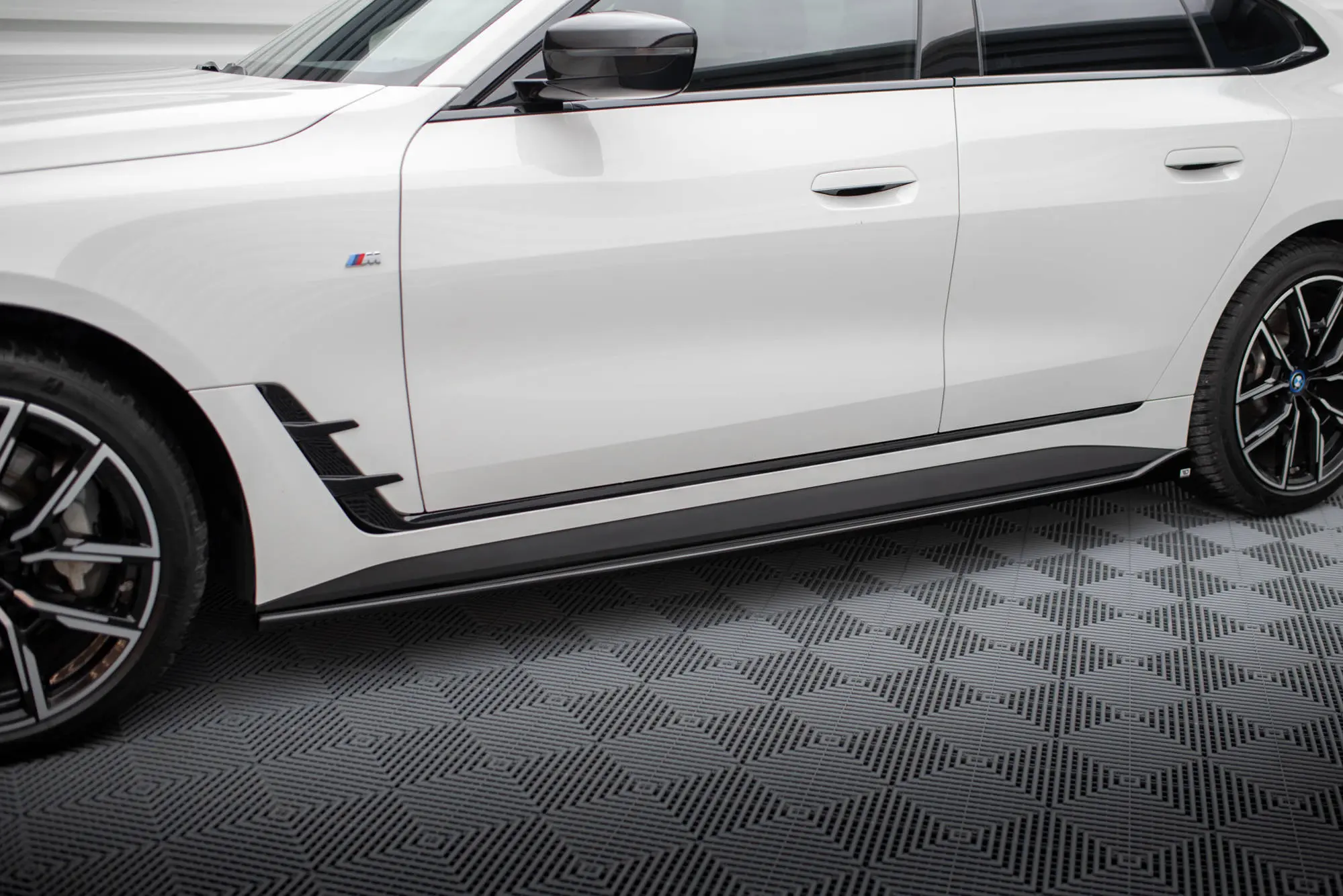Sideskjørt  BMW i4 (G26) M-Pakke 2021-> | Glossy Black Edition – bilde 3