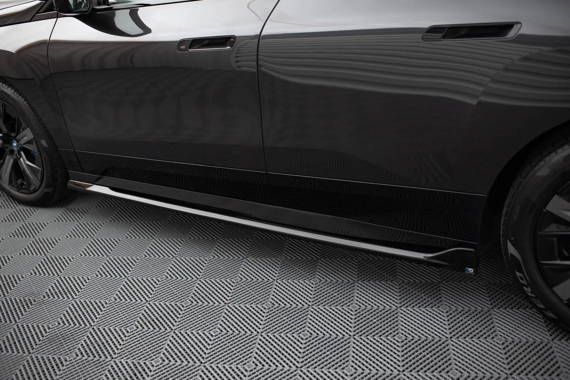 Sideskjørt BMW iX (I20) M-Pack 2021 -> | Glossy Black Edition – bilde 2