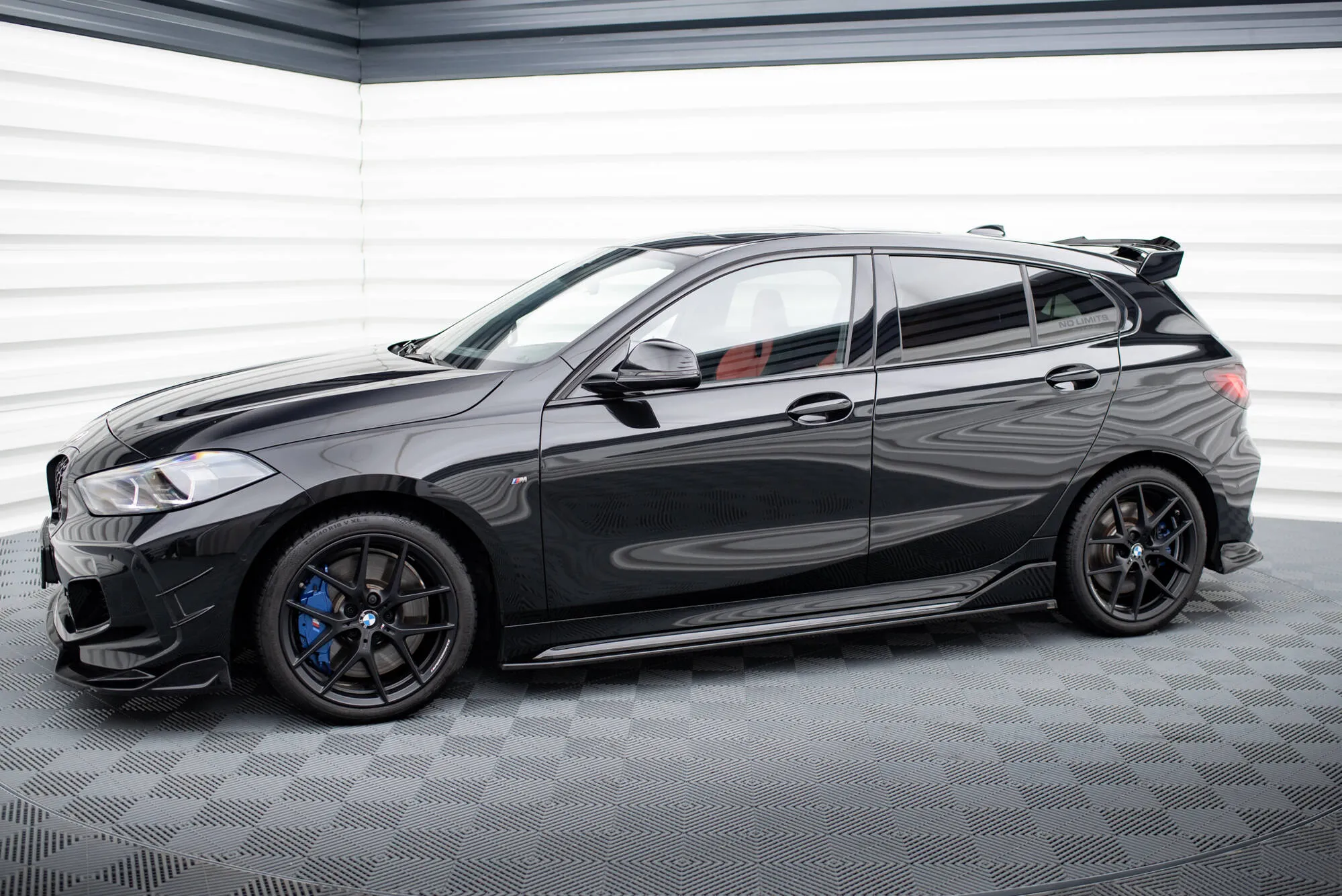 Sideskjørt BMW M135i (F40) M-Performance 2019 - 2024 | Glossy Black Edition – bilde 2