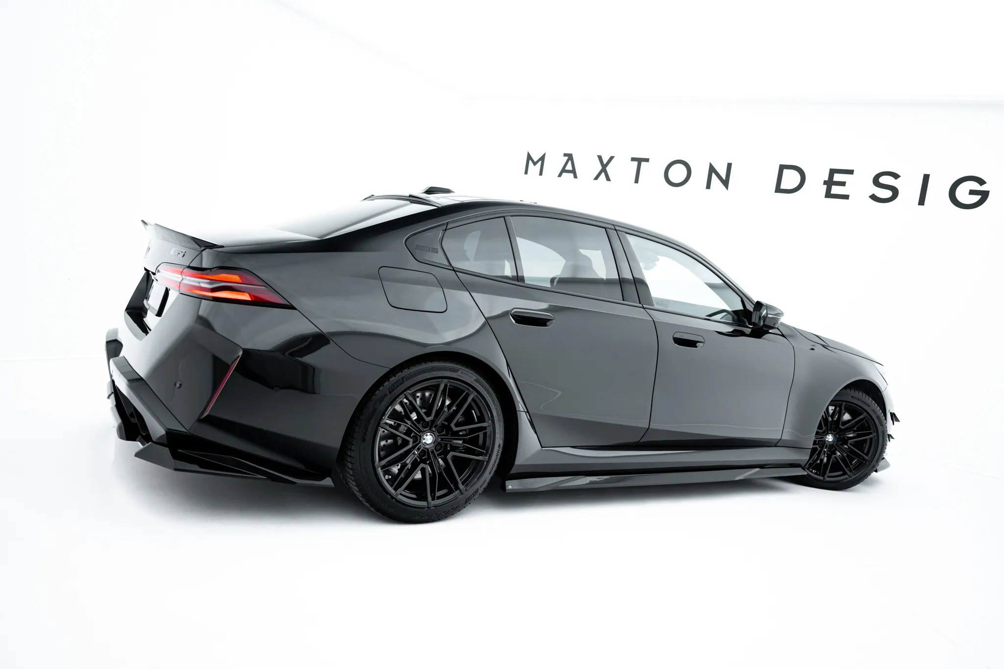 Sideskjørt BMW M5 (G90) 2024 -> | Glossy Black Edition