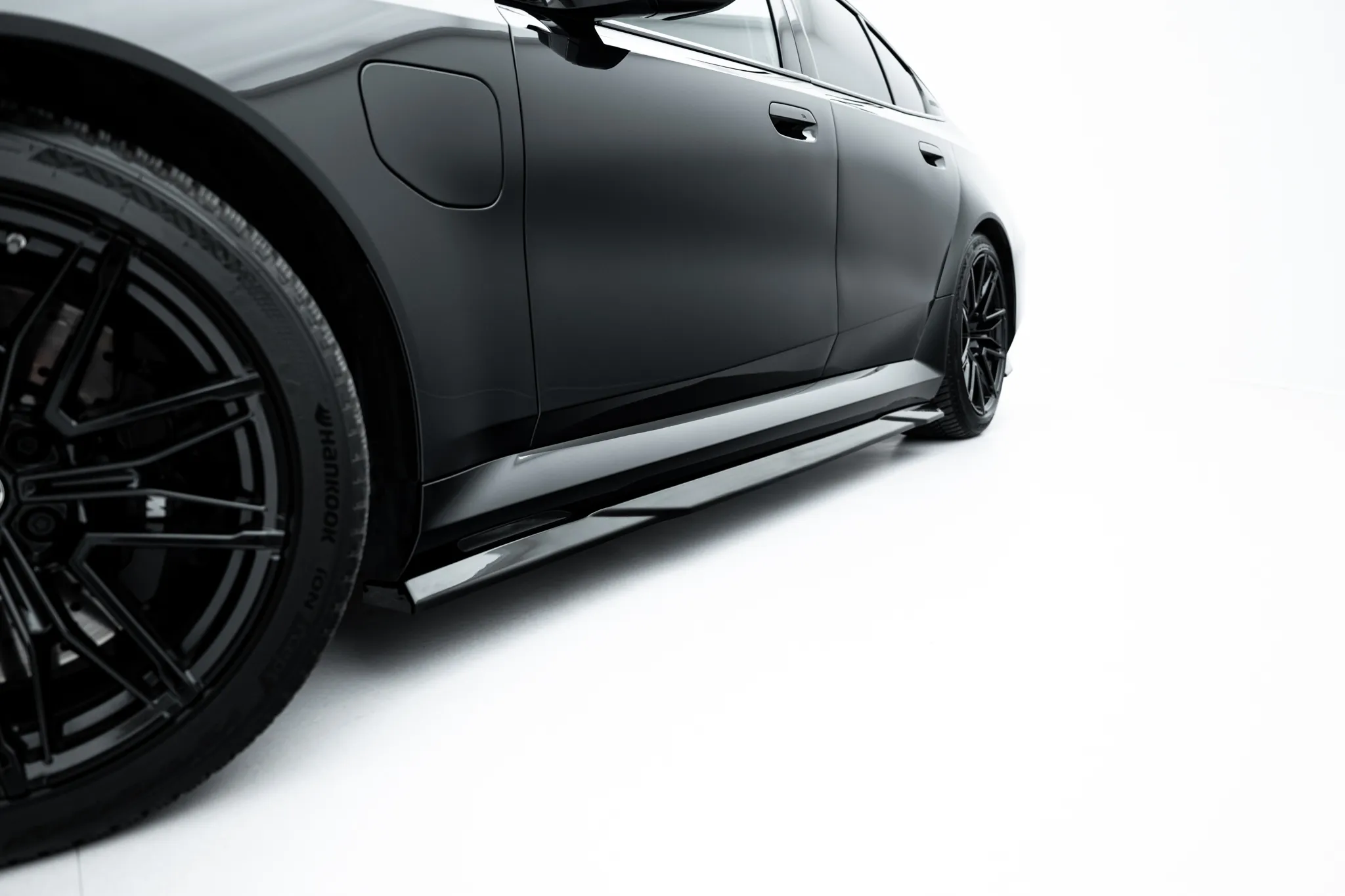 Sideskjørt BMW M5 (G90) 2024 -> | Glossy Black Edition – bilde 2