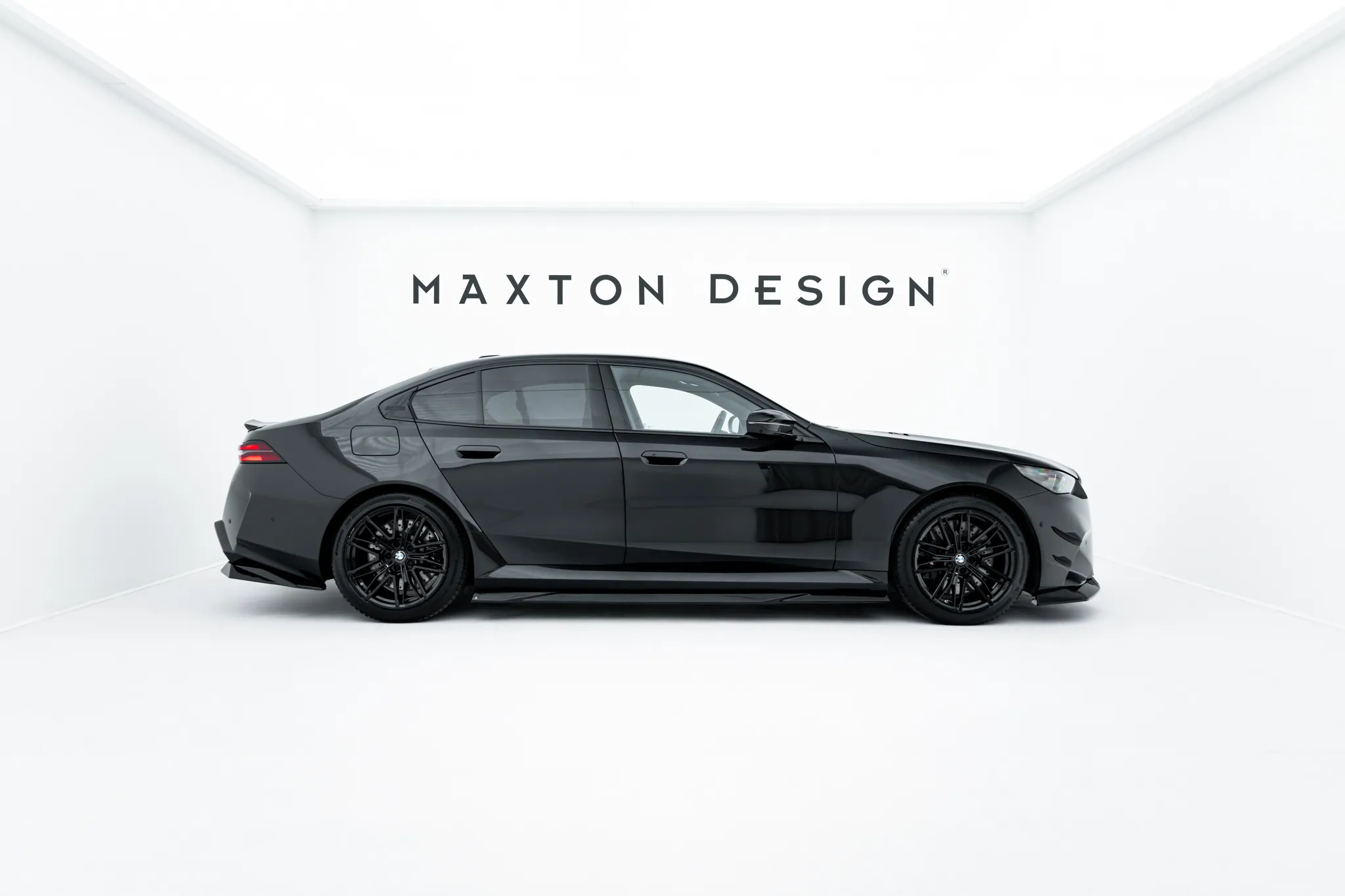 Sideskjørt BMW M5 (G90) 2024 -> | Glossy Black Edition – bilde 3