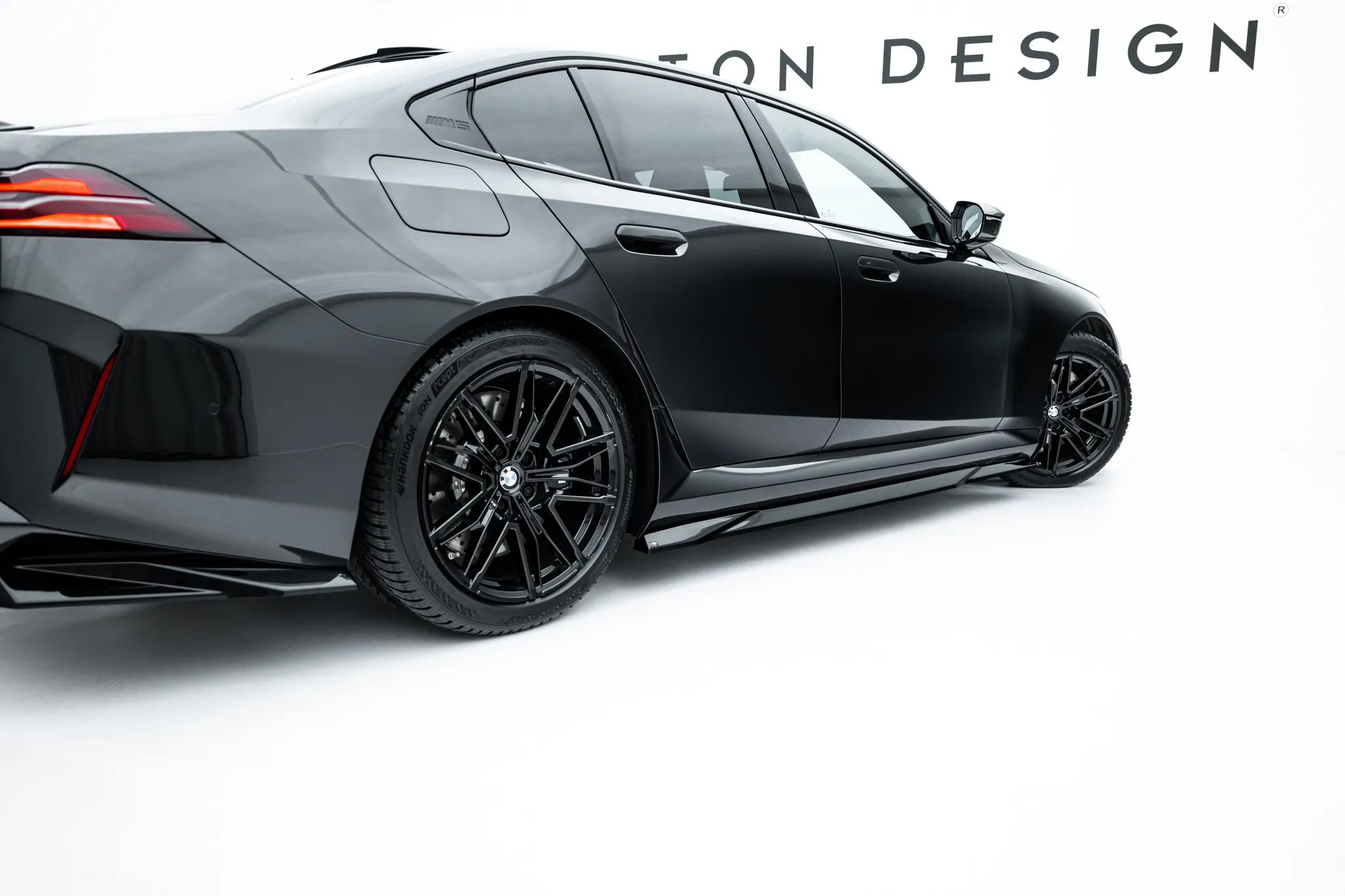 Sideskjørt BMW M5 (G90) 2024 -> | Glossy Black Edition – bilde 4