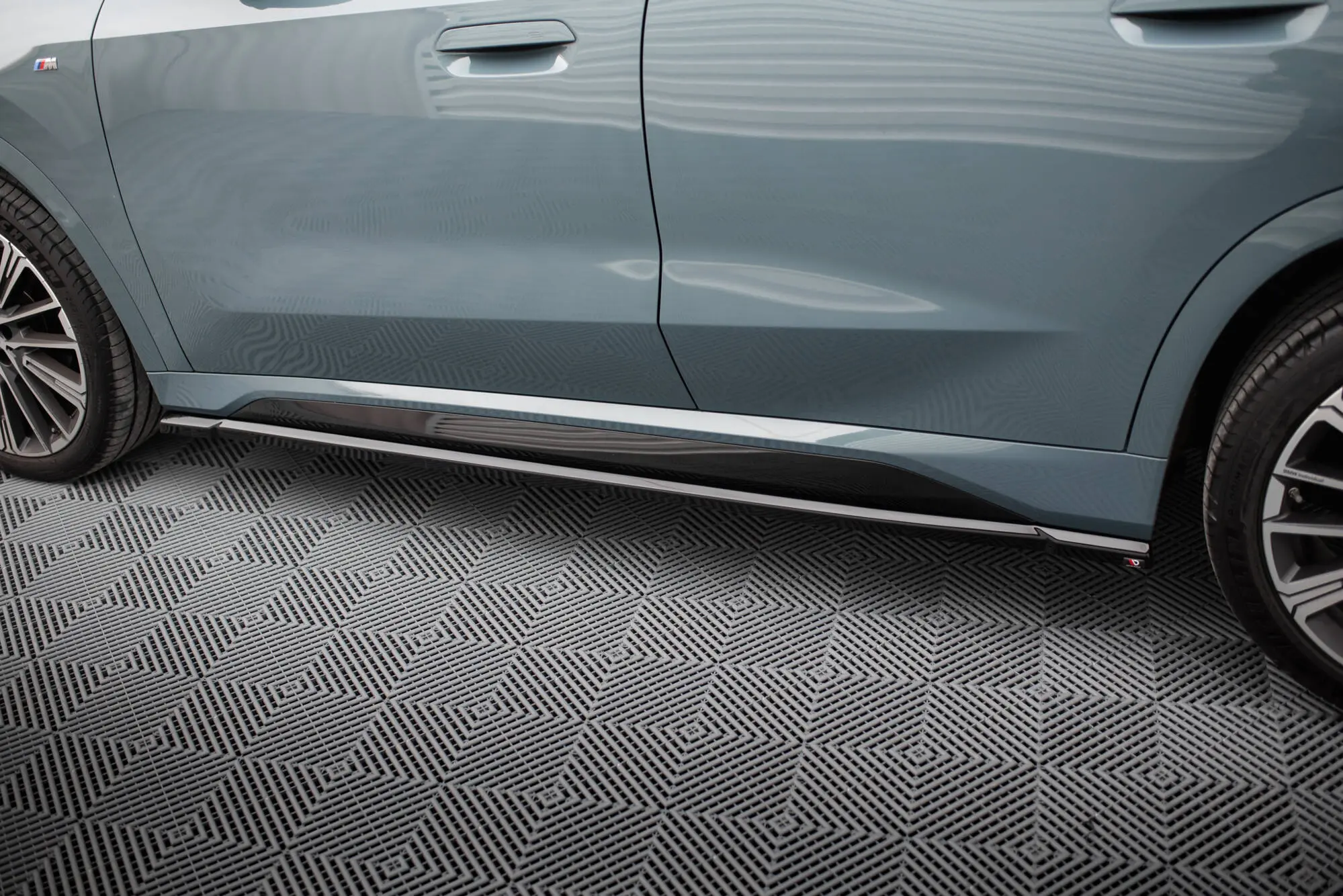 Sideskjørt BMW X1 (U11) M-Pakke 2022 - > | Glossy Black Edition – bilde 2