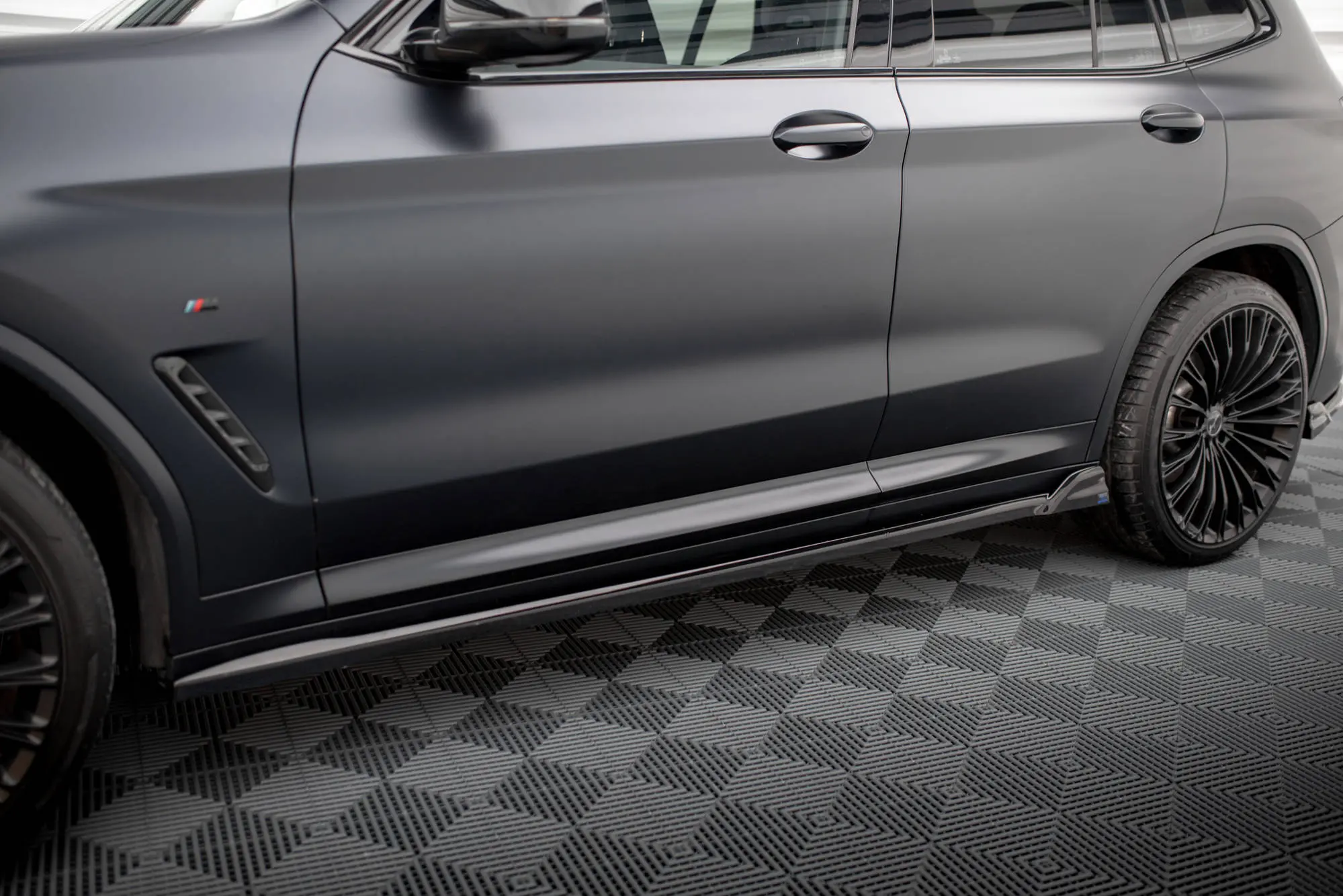 Sideskjørt BMW X3 (G01) M-Pakke Facelift 2021 - 2024 | Glossy Black Edition – bilde 3