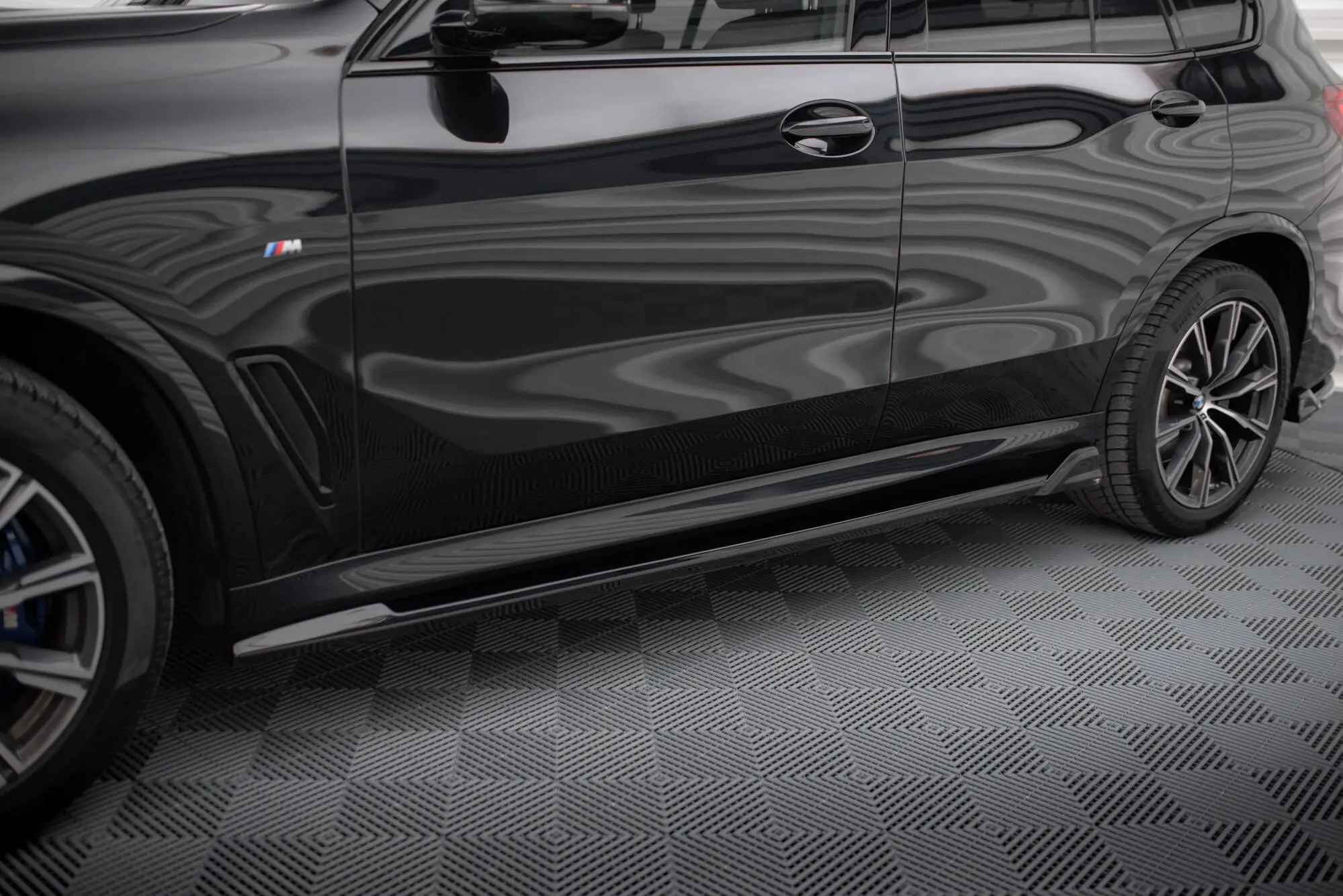 Sideskjørt BMW X5 (G05) M-Pakke  2018 - 2023 | V.2 Glossy Black Edition – bilde 3