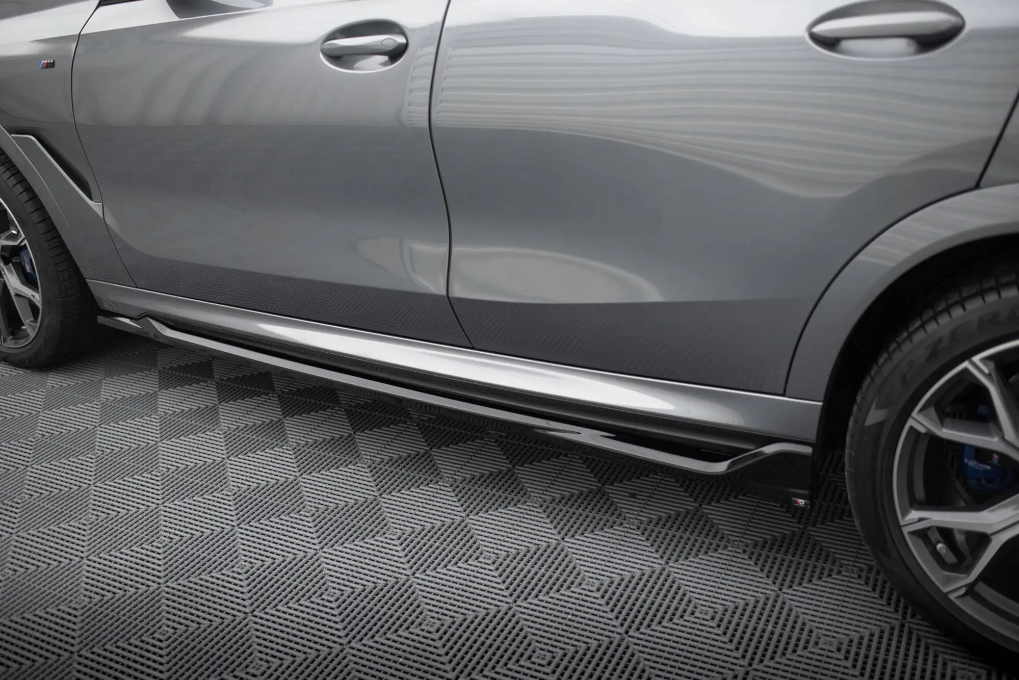 Sideskjørt BMW X6 (G06) M-Pakke Facelift 2023 -> | V.1 Glossy Black Edition