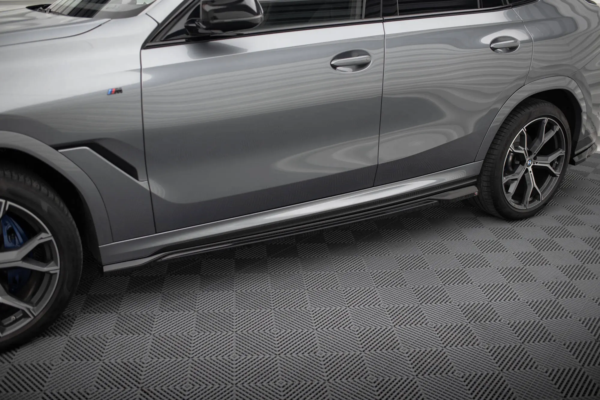 Sideskjørt BMW X6 (G06) M-Pakke Facelift 2023 -> | V.2 Glossy Black Edition