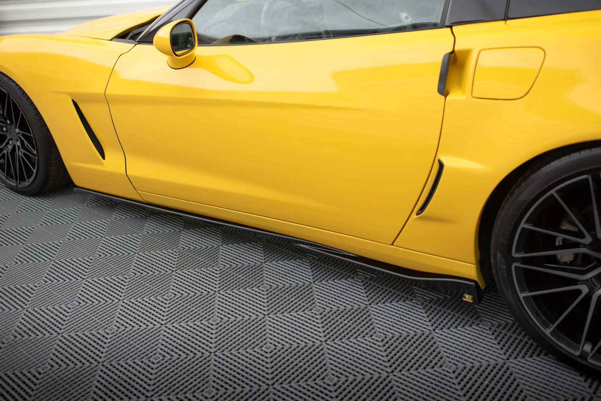 Sideskjørt Chevrolet Corvette C6 2004 - 2013 | Glossy Black Edition