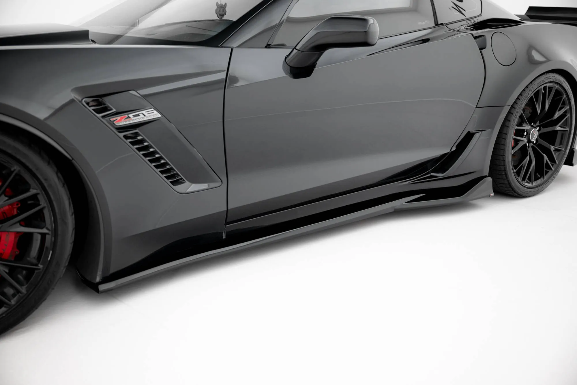 Sideskjørt Chevrolet Corvette (Z06) C7 2013 - 2019 | Glossy Black Edition