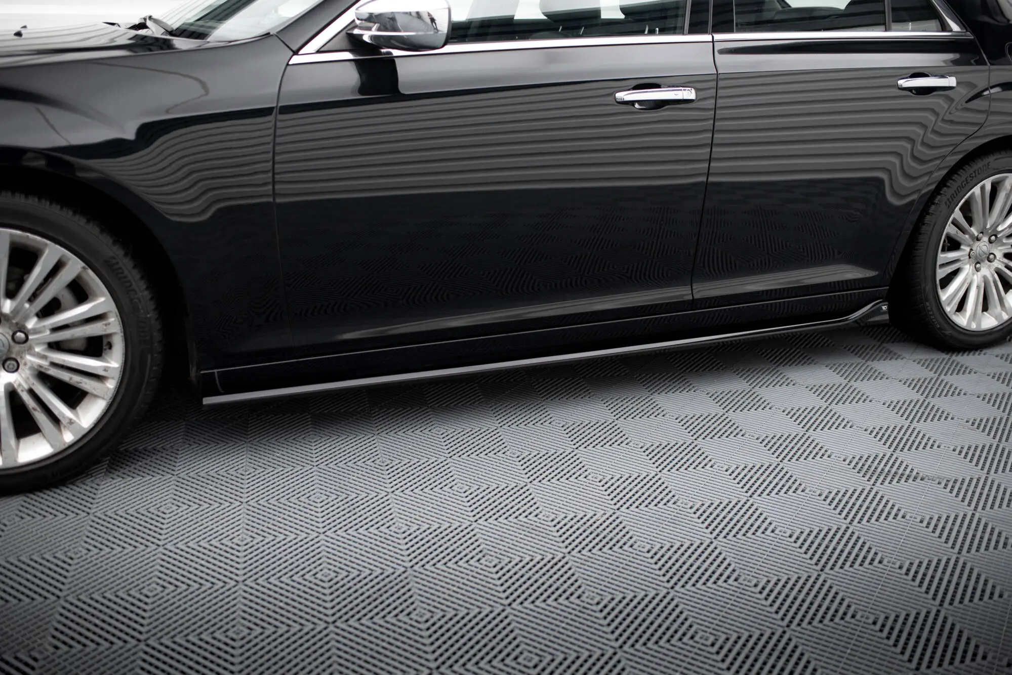 Sideskjørt Chrysler 300 Mk2 2011 - 2014 | Glossy Black Edition