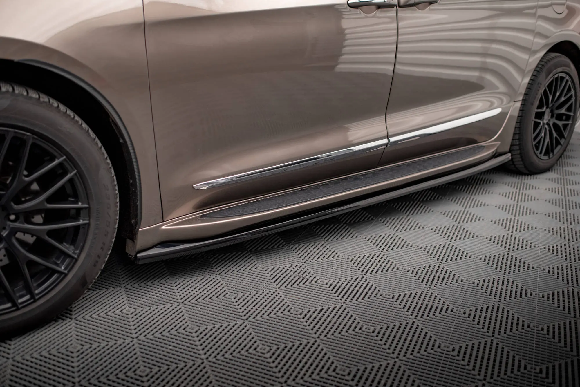 Sideskjørt Chrysler Pacifica II 2016-2020 | Glossy Black Edition