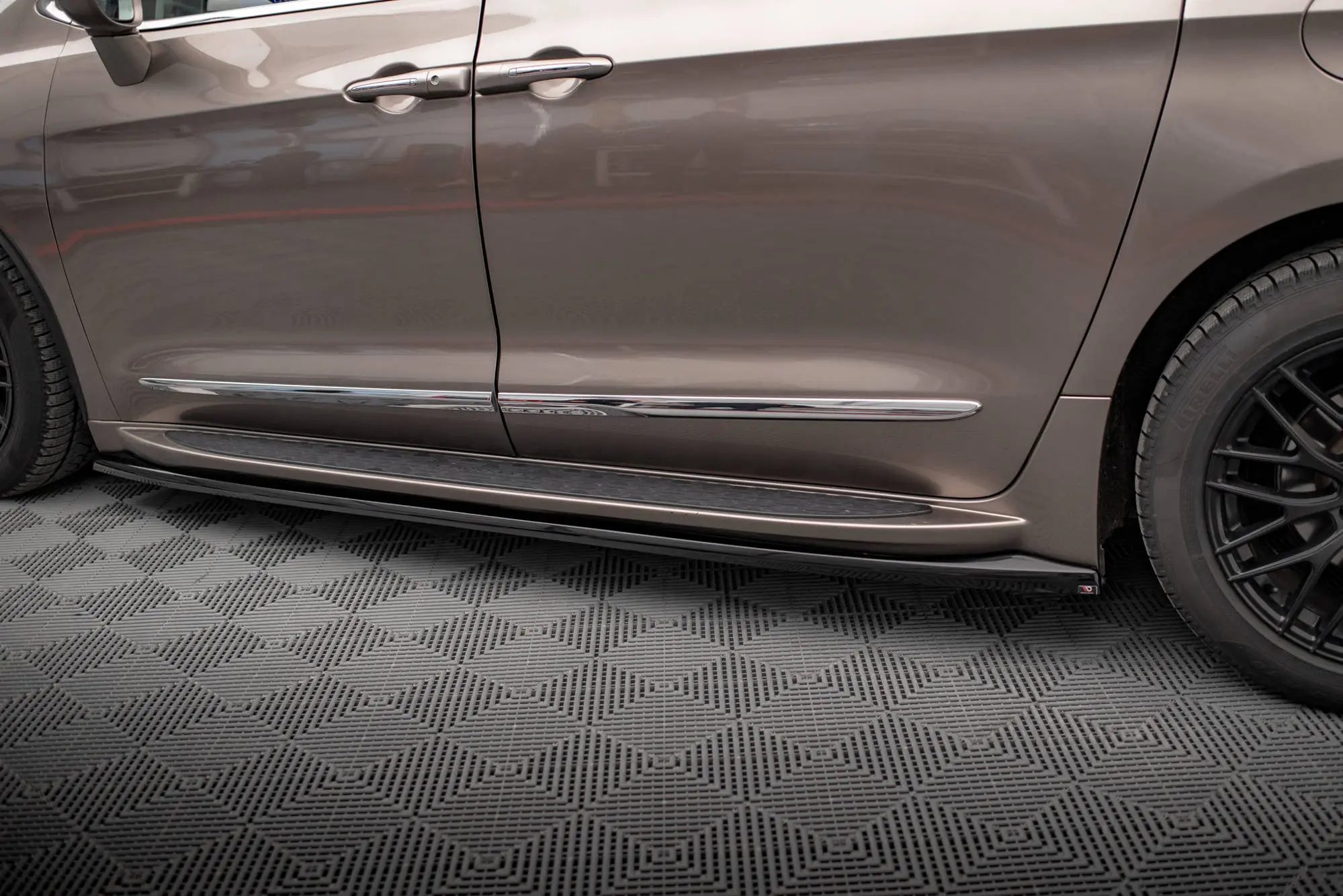 Sideskjørt Chrysler Pacifica II 2016-2020 | Glossy Black Edition – bilde 3