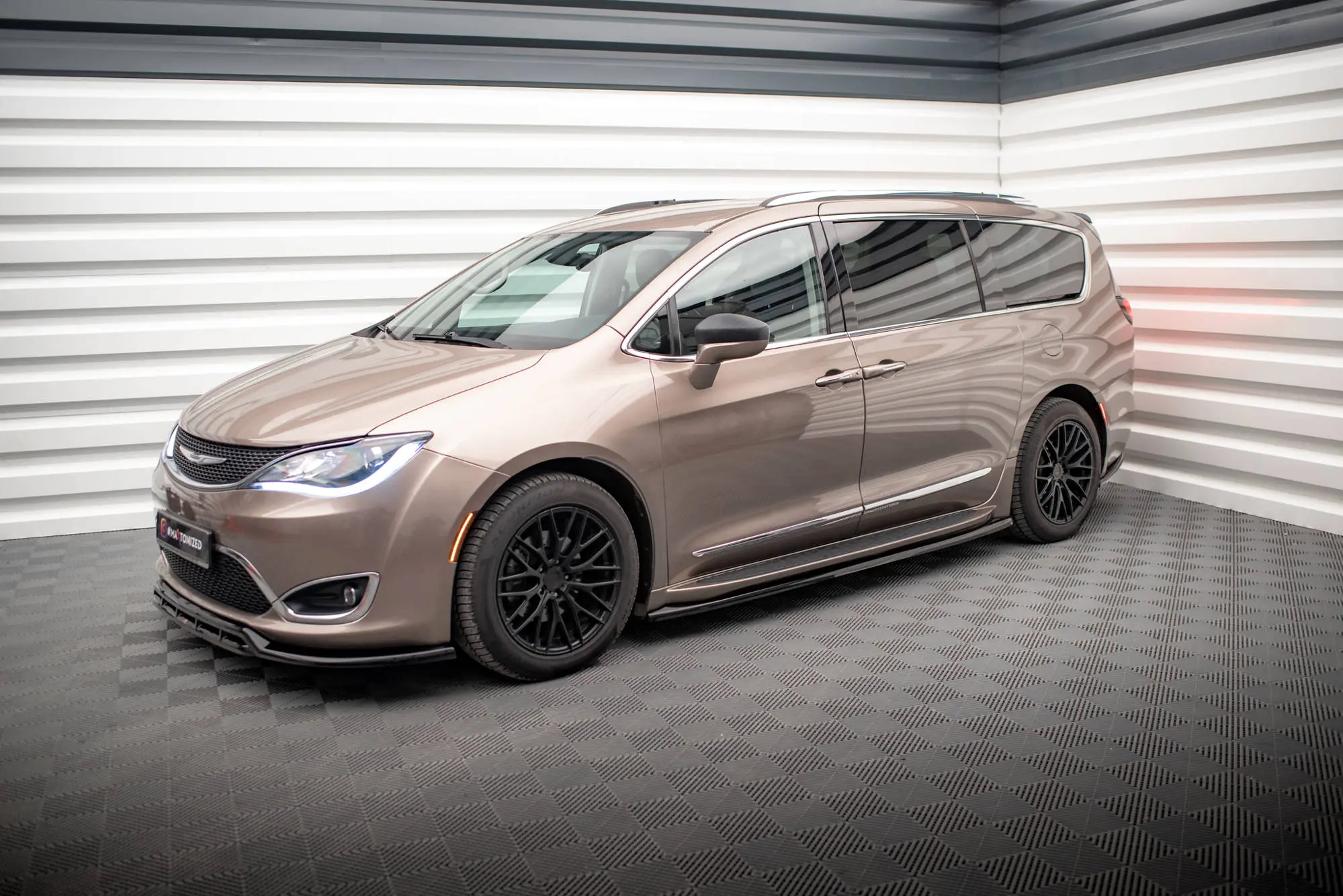 Sideskjørt Chrysler Pacifica II 2016-2020 | Glossy Black Edition – bilde 4