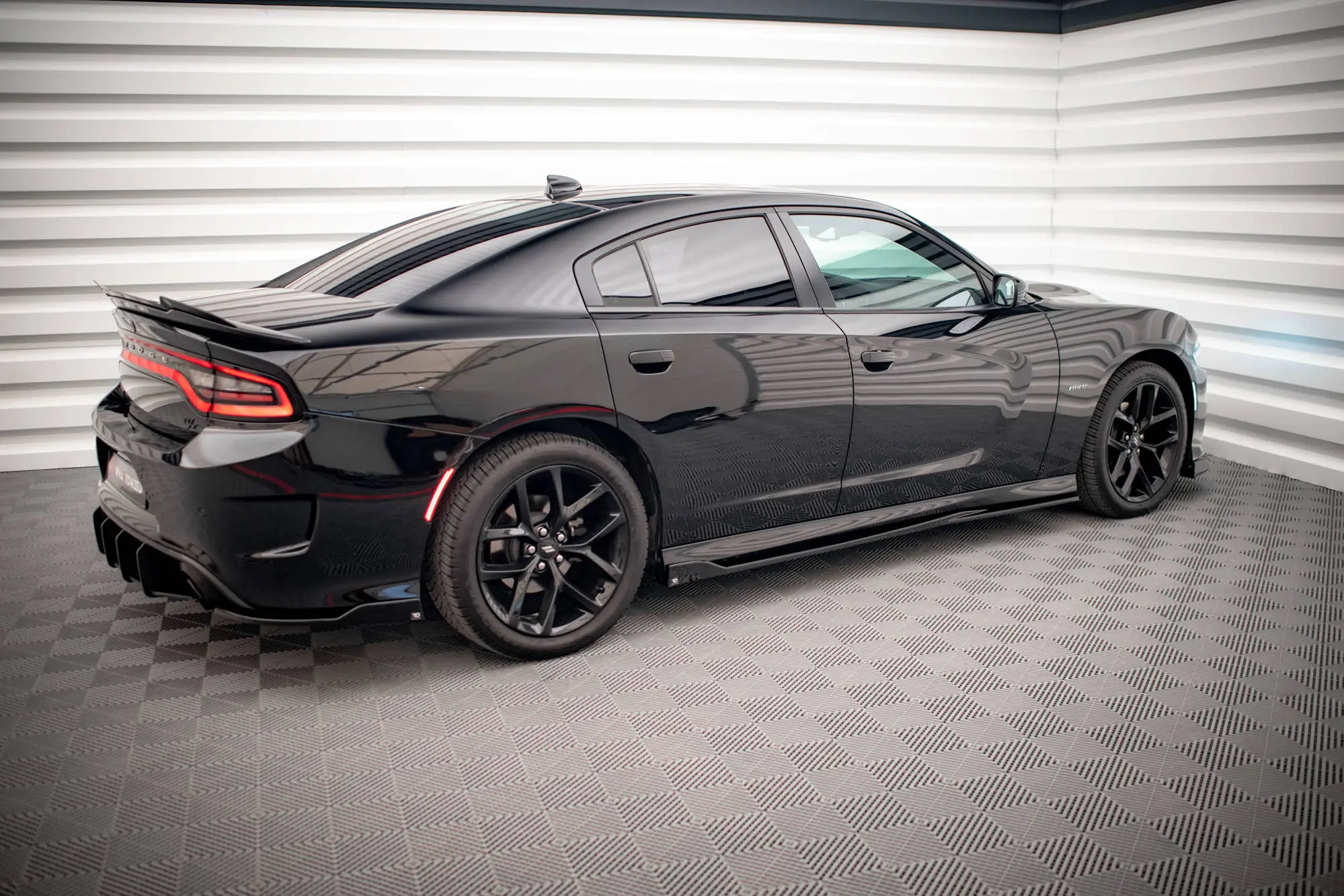 SIDESKJØRT Dodge Charger SRT 2015-> – bilde 4
