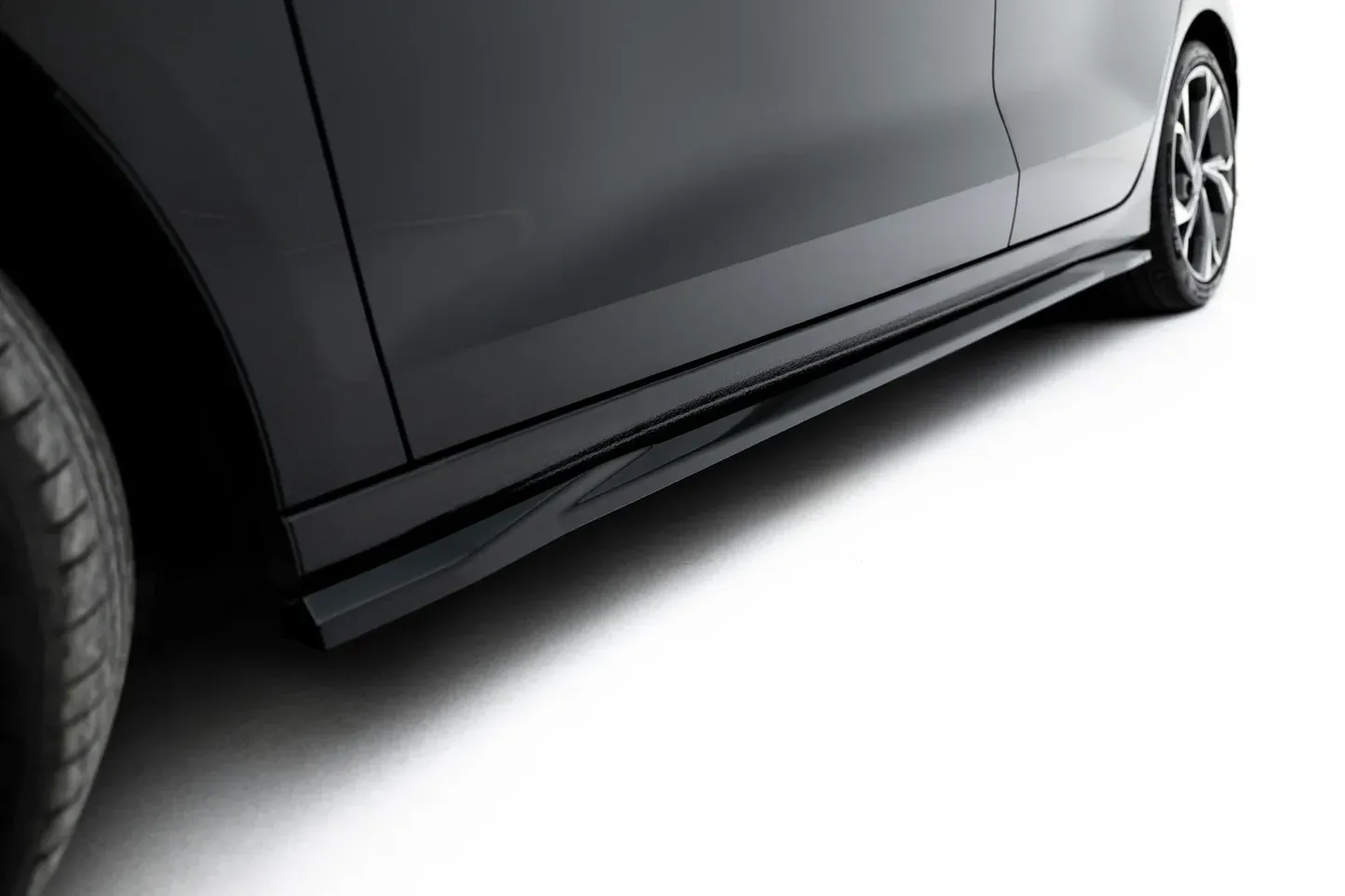 Sideskjørt Dodge Grand Caravan V Facelift 2010 - 2020 | Glossy Black Edition – bilde 3
