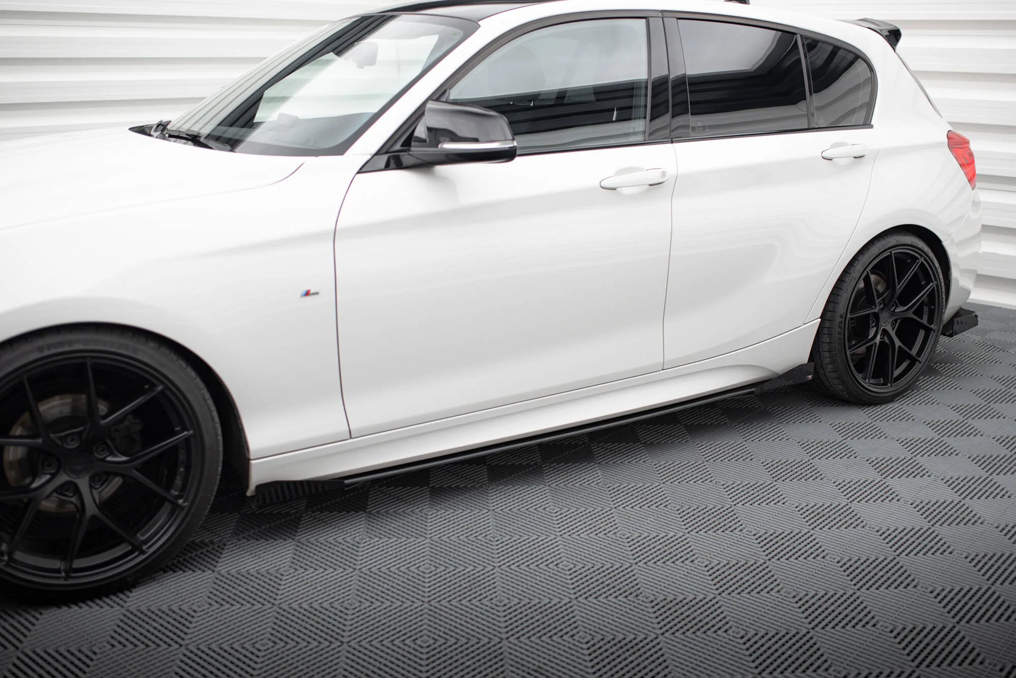 Sideskjørt-flopper BMW 1 (F20) M Pack LCI 2015 - 2019 | Glossy Black Edition