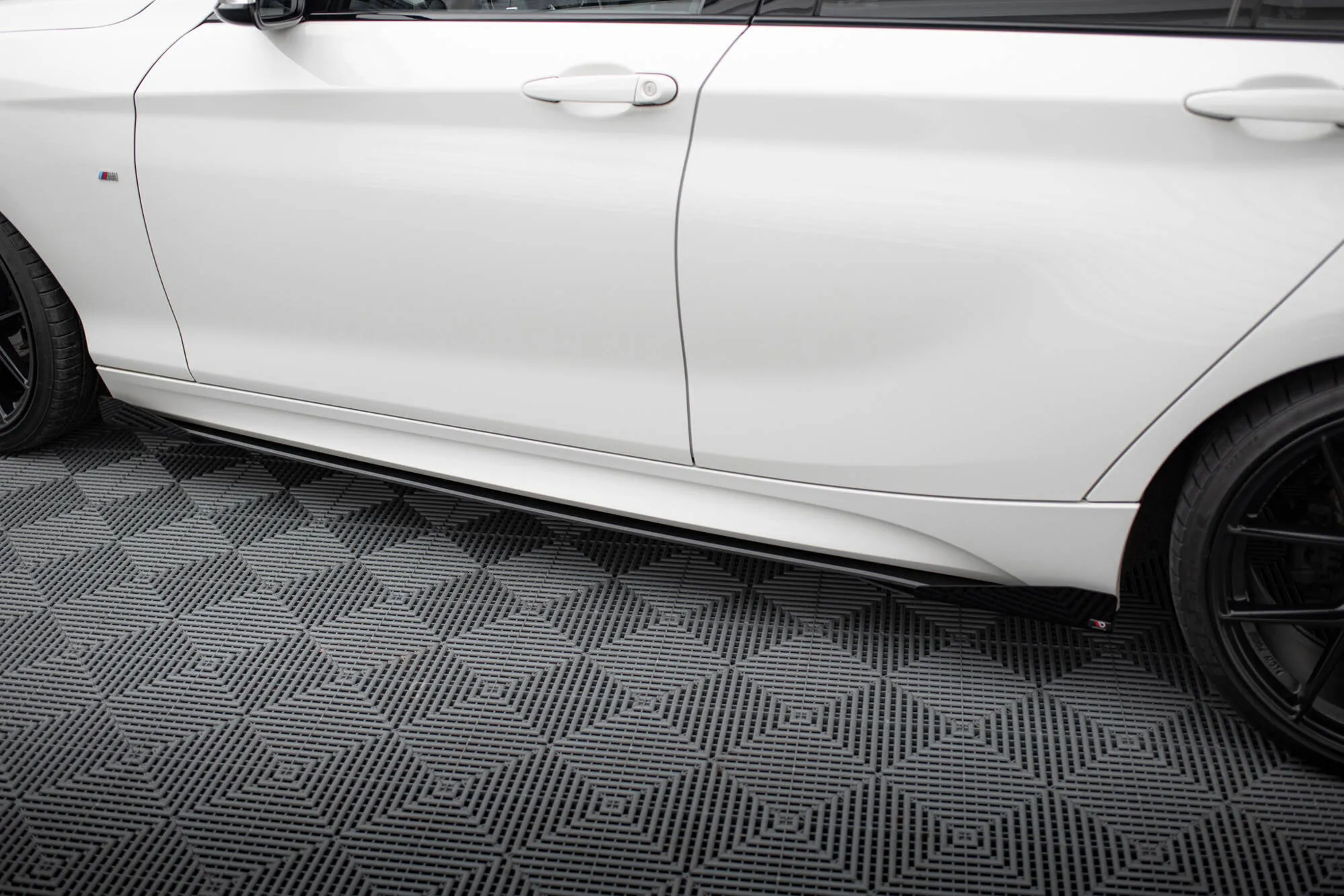 Sideskjørt-flopper BMW 1 (F20) M Pack LCI 2015 - 2019 | Glossy Black Edition – bilde 3