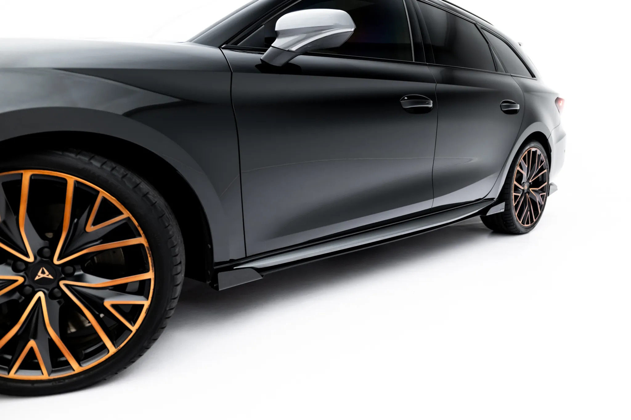 Sideskjørt + Flopper Cupra Leon 2020-2026 | Street Pro Black Edition – bilde 2