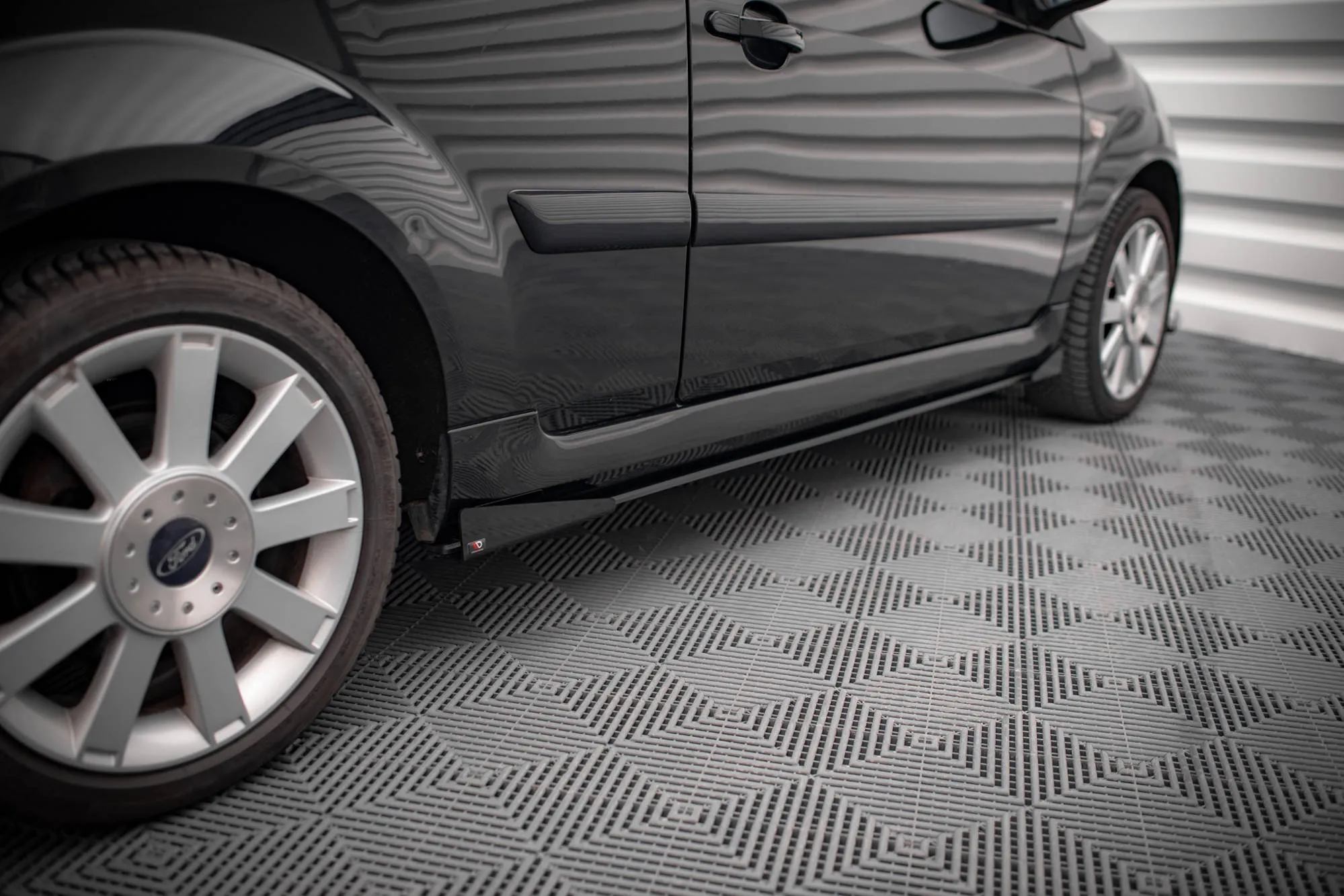 Sideskjørt + Flopper Ford Fiesta Mk5 2005 - 2008 | Street Pro Black Edition – bilde 3
