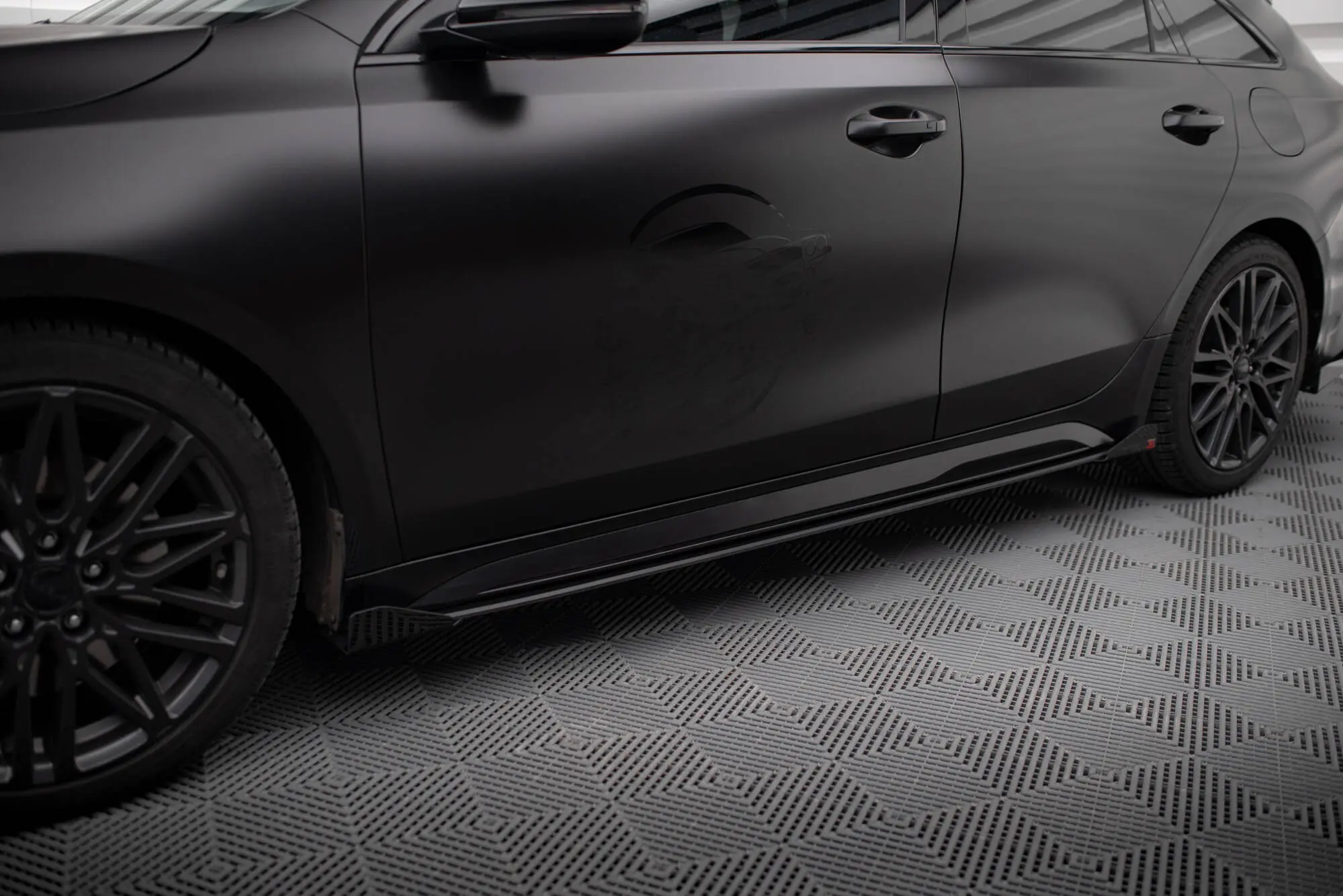 Sideskjørt + flopper Kia Proceed GT facelift 2021 - > | Street Pro Black Edition