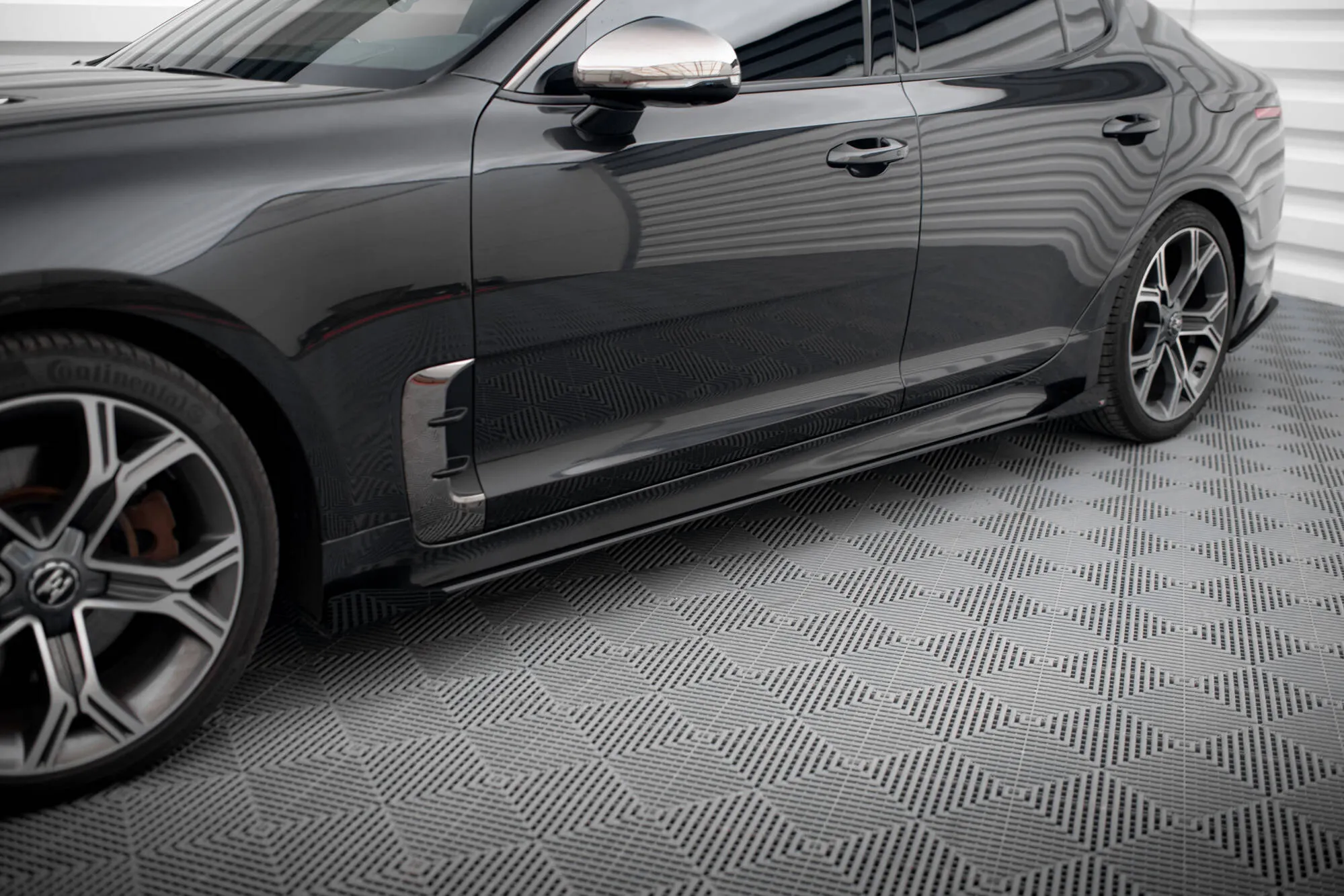 Sideskjørt-flopper Kia Stinger GT / GT-Line 2017 - 2023 | Glossy Black Edition – bilde 2